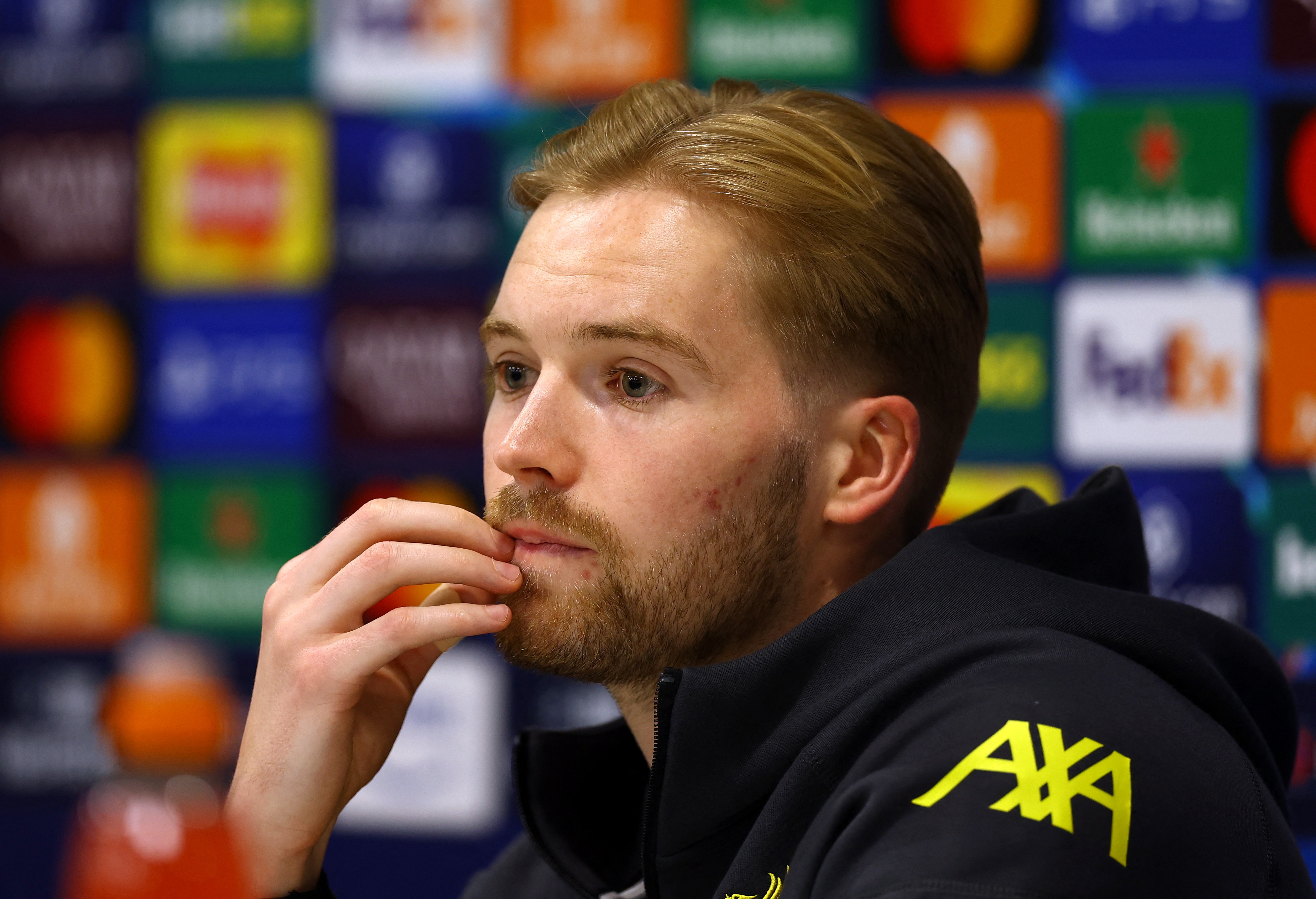 Tu bong toi, Kelleher khien tat ca bat ngo hinh anh