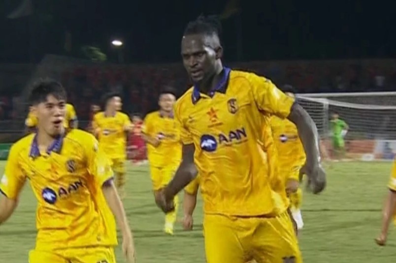 VAR 2 lan tu choi phat den trong tran dau cua SLNA hinh anh