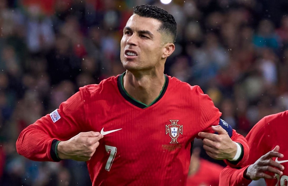 Ronaldo dap tra chi trich hinh anh