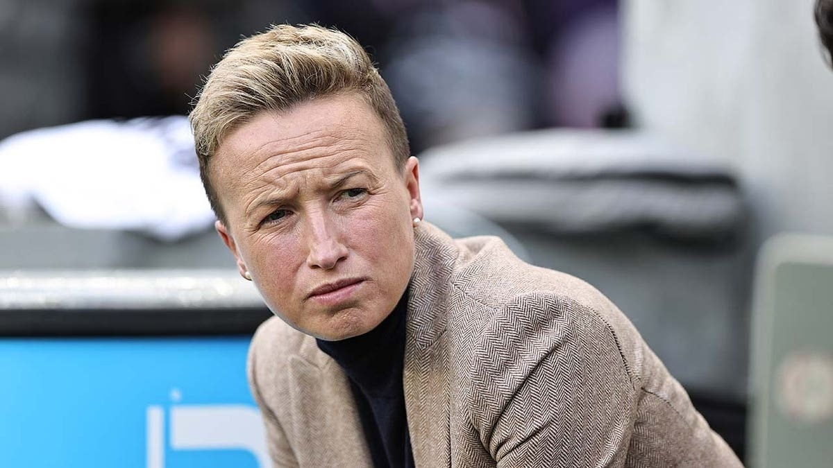 Be boi lam rung dong bong da Canada hinh anh