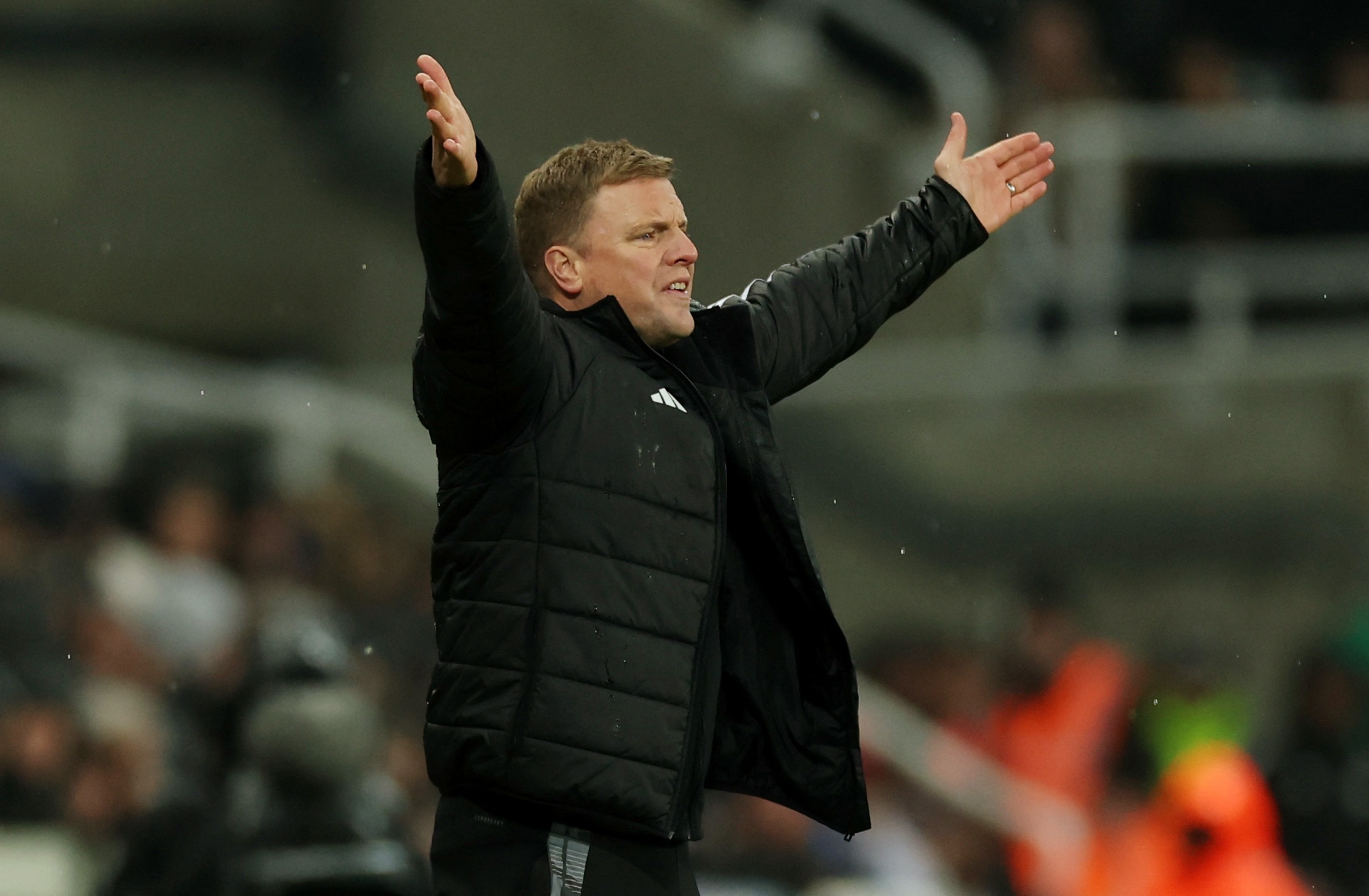 HLV Howe noi gian voi Arne Slot hinh anh