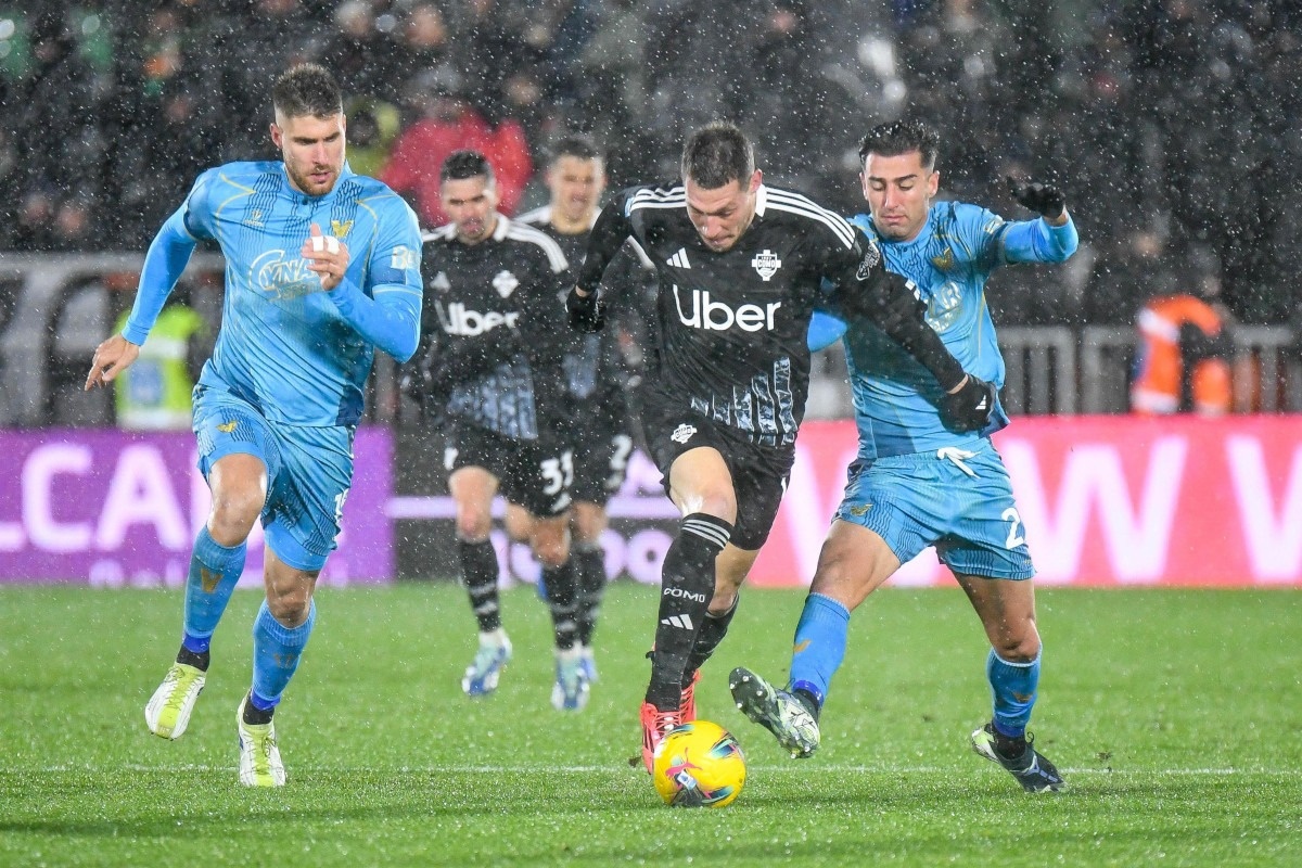 Doi cua Fabregas chim sau trong khung hoang hinh anh