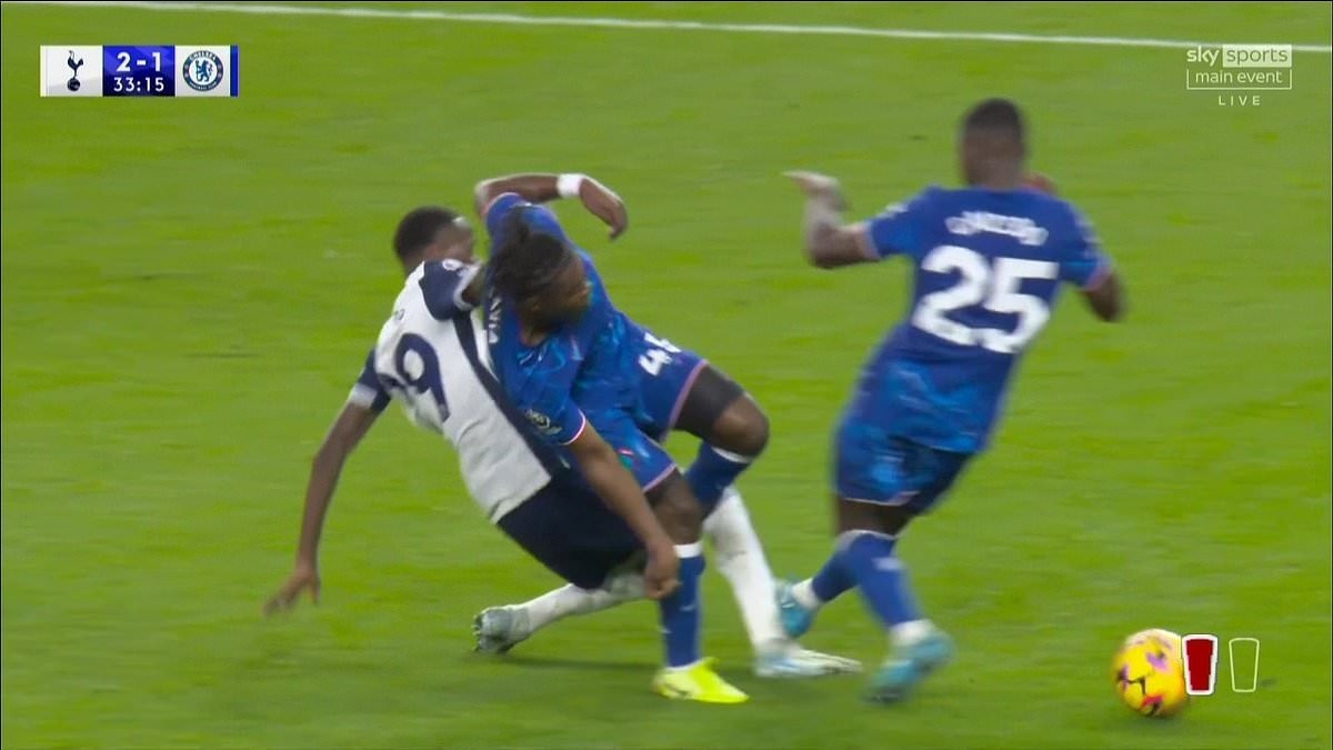 Anthony Taylor anh 1