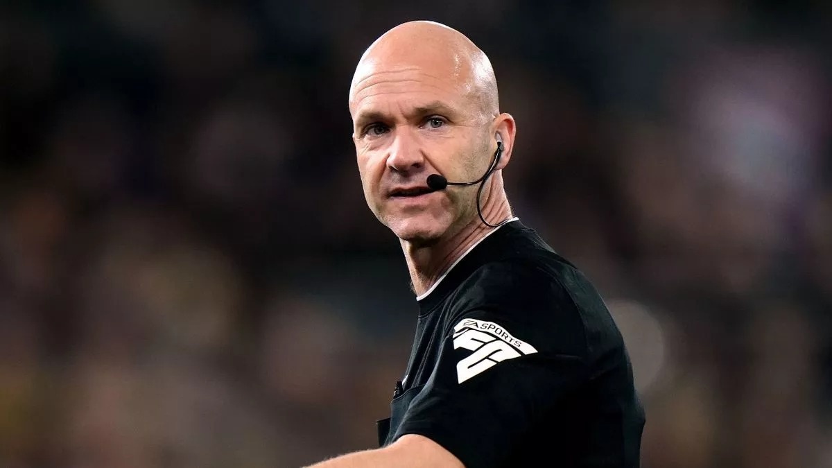 Trong tai Premier League lai gay tranh cai hinh anh