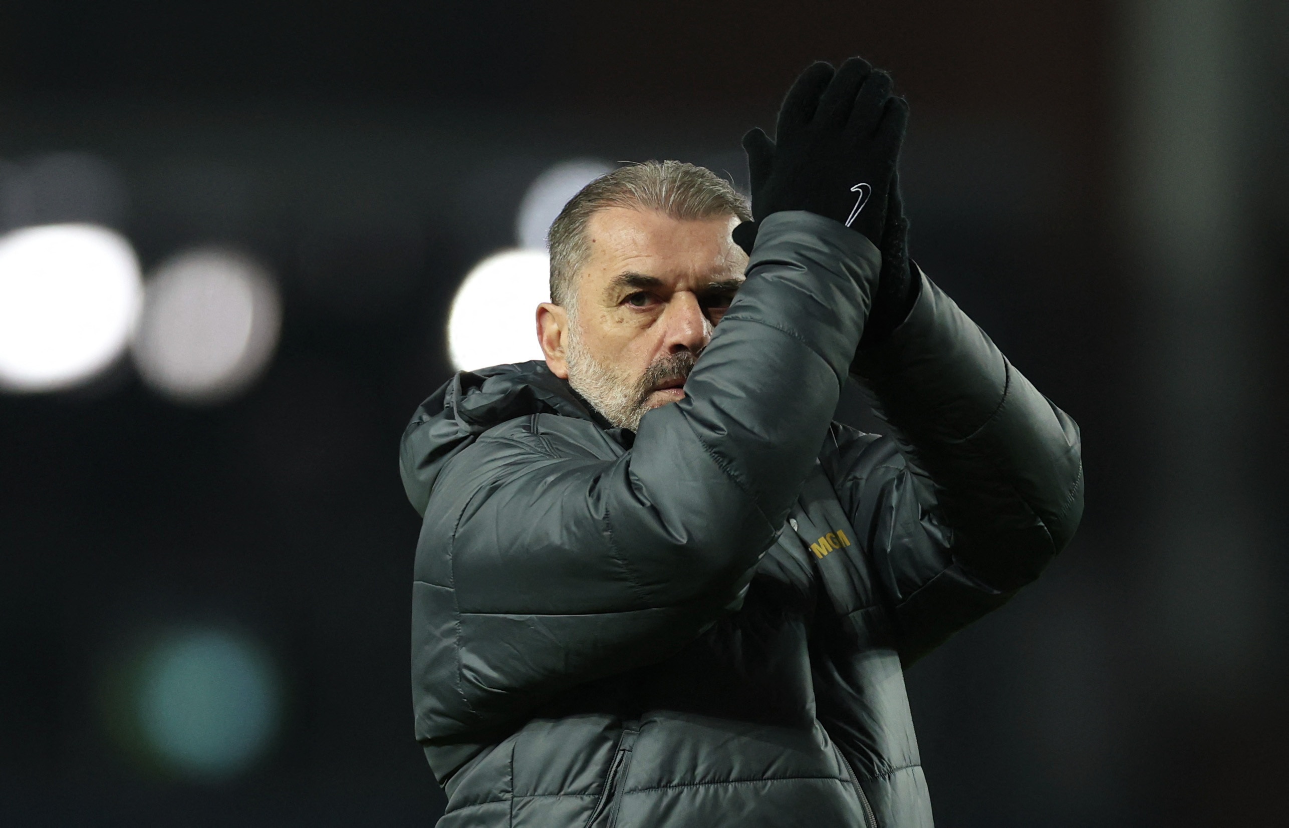 HLV Tottenham khien noi bo day song hinh anh