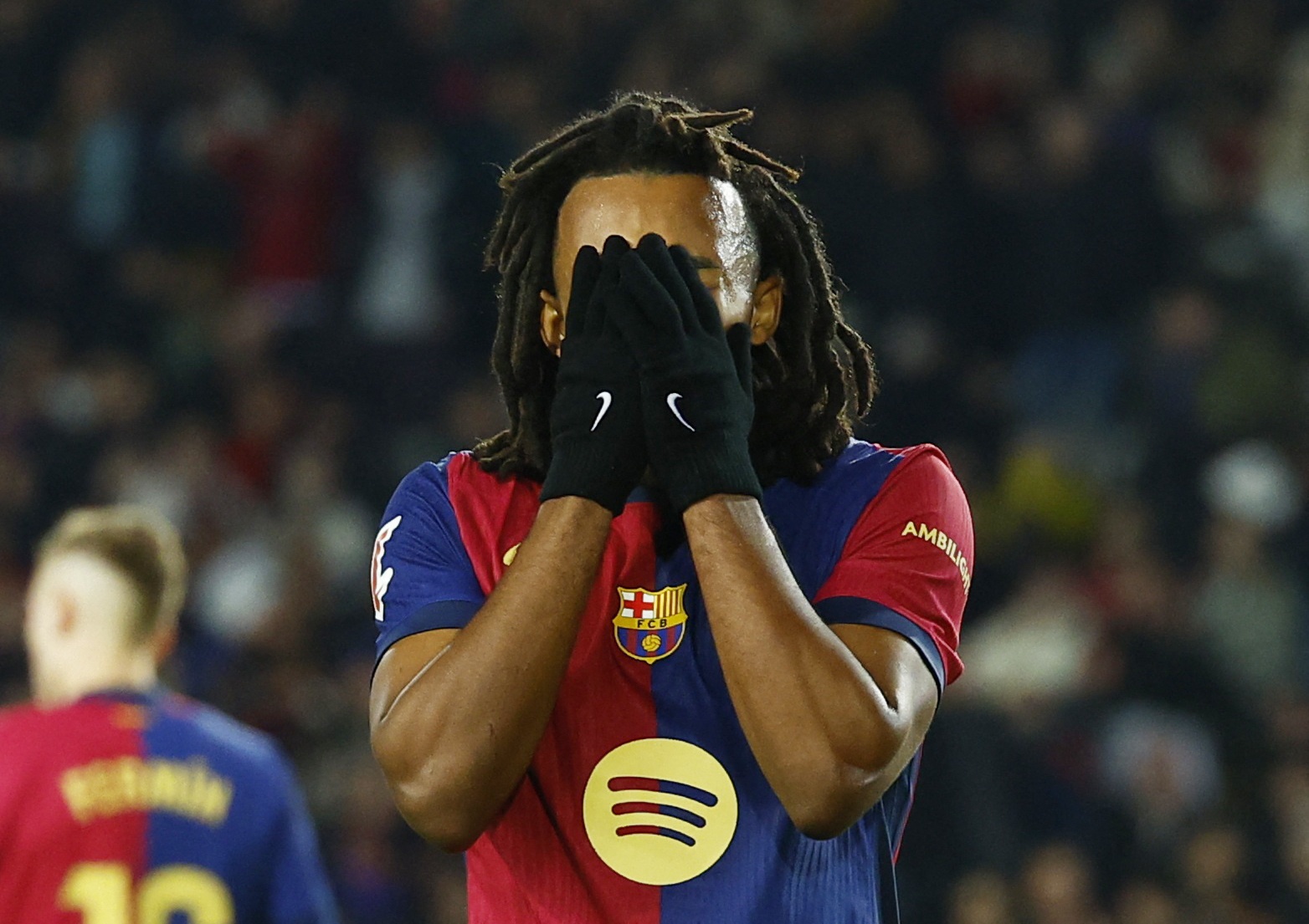 Doi dua tru hang tao con dia chan truoc Barcelona hinh anh