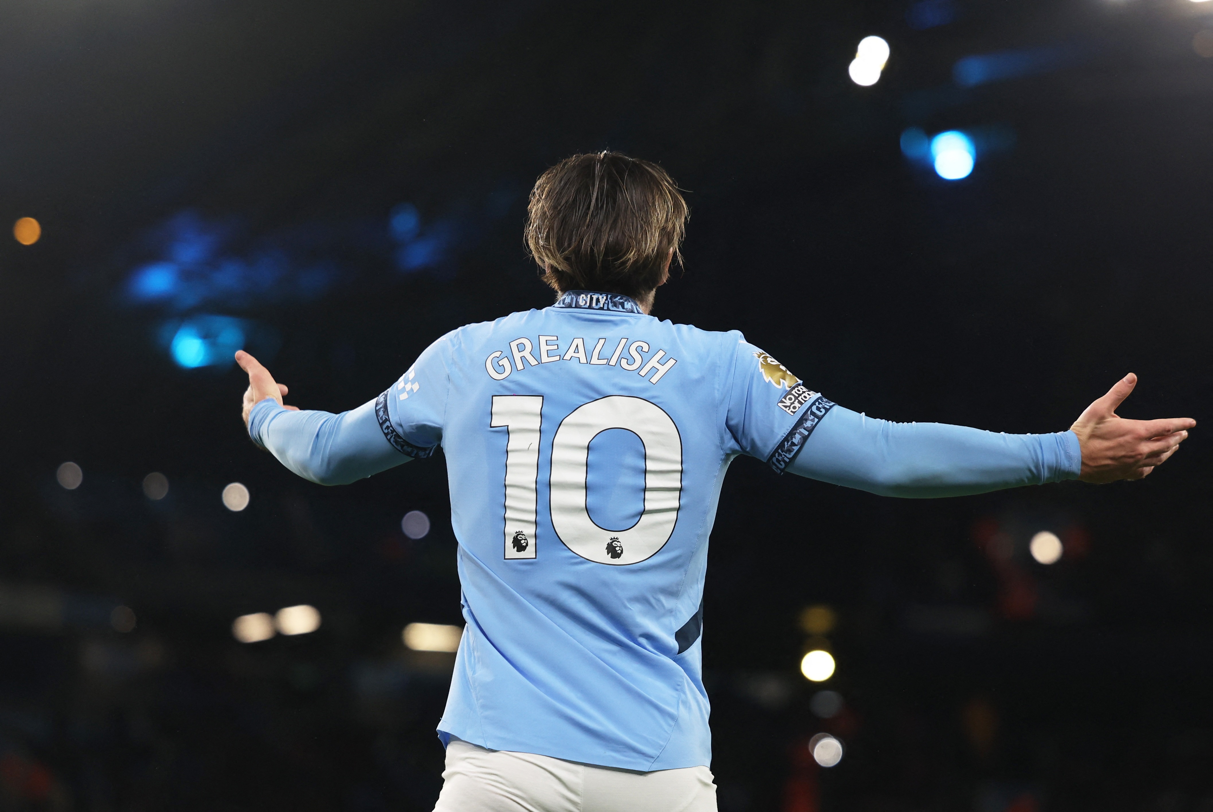 Toi luc Grealish duoc thao go xieng xich hinh anh