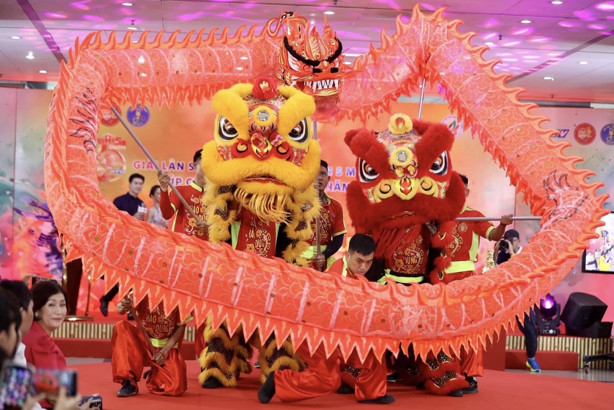 Giai Lan Su Rong quoc te toa sang sac mau hinh anh