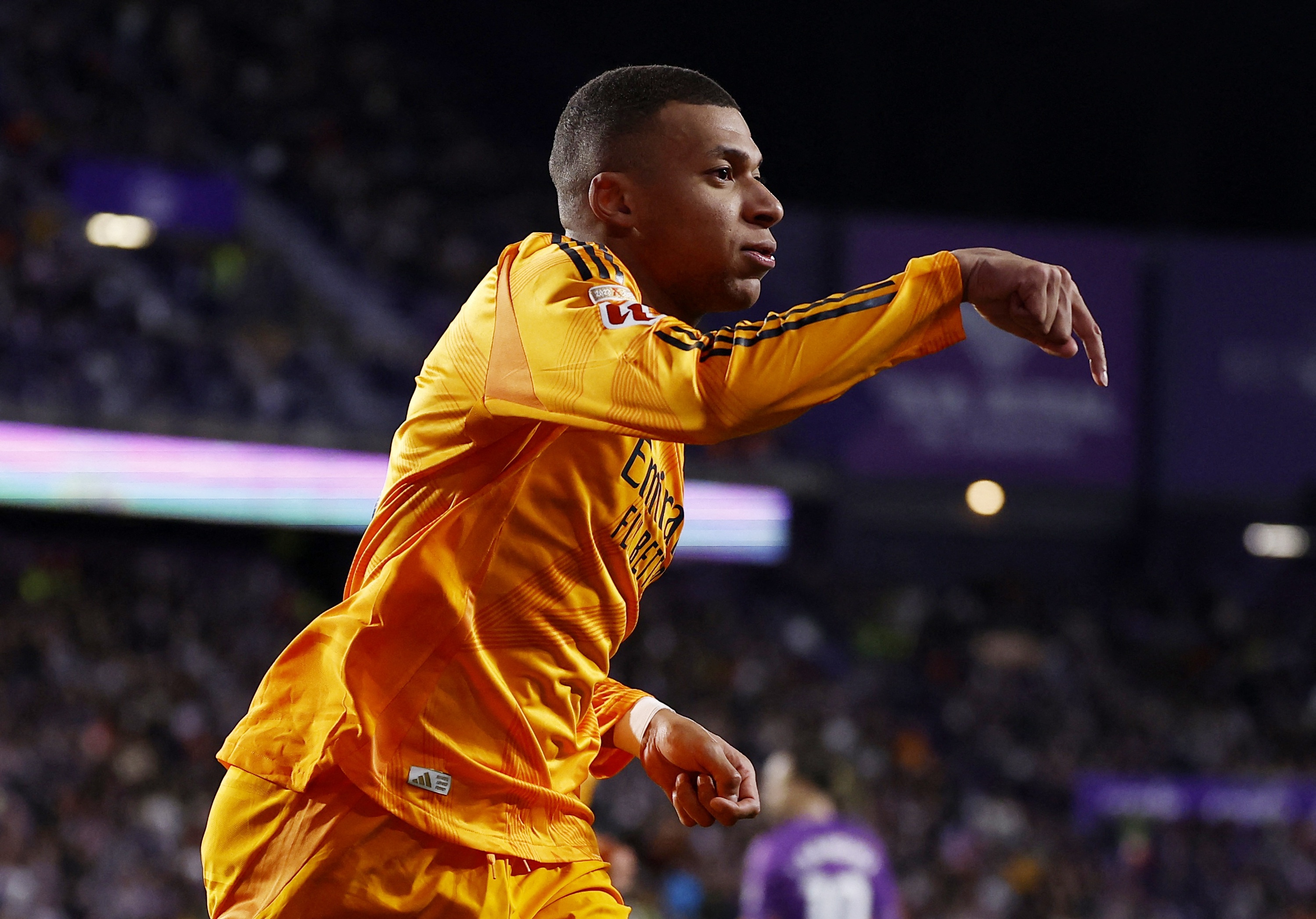 Hat-trick hoan hao cua Mbappe hinh anh