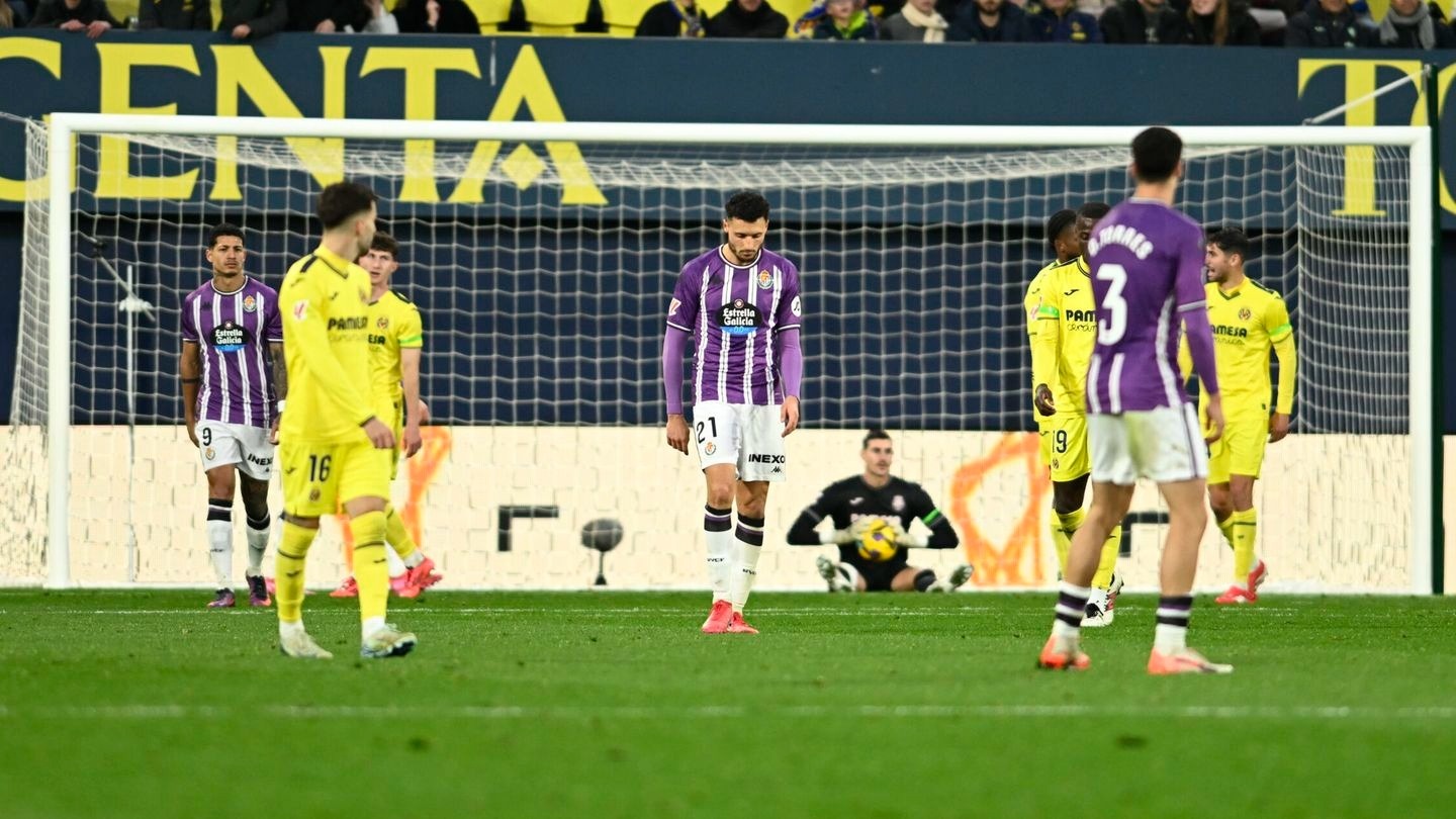 Cau thu Valladolid danh nhau trong phong thay do hinh anh