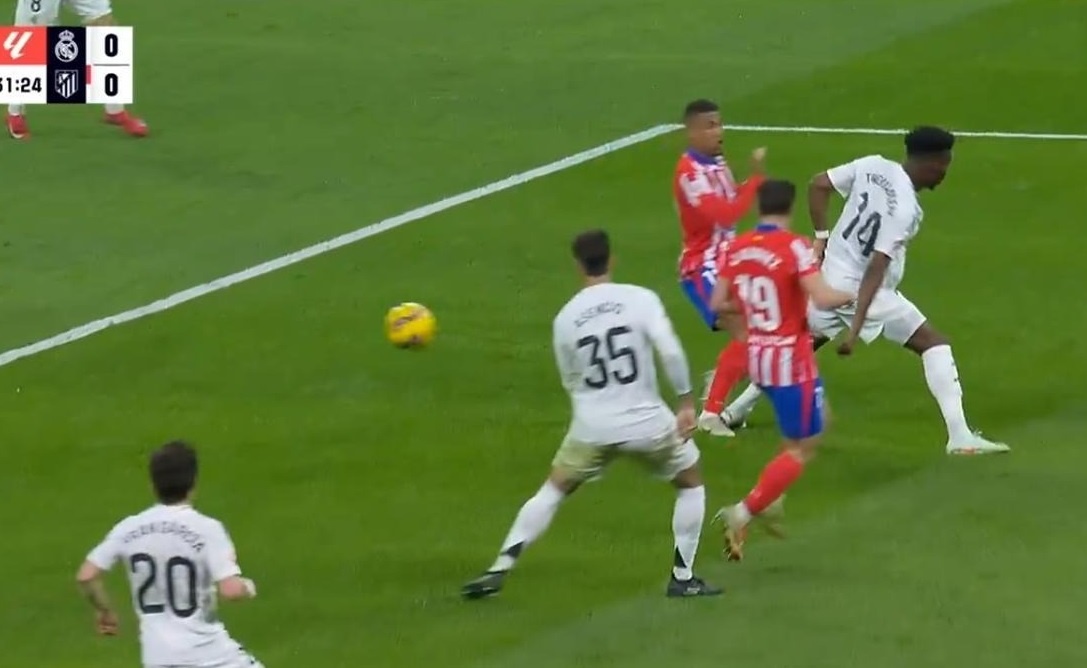 Be boi lon o derby Madrid hinh anh