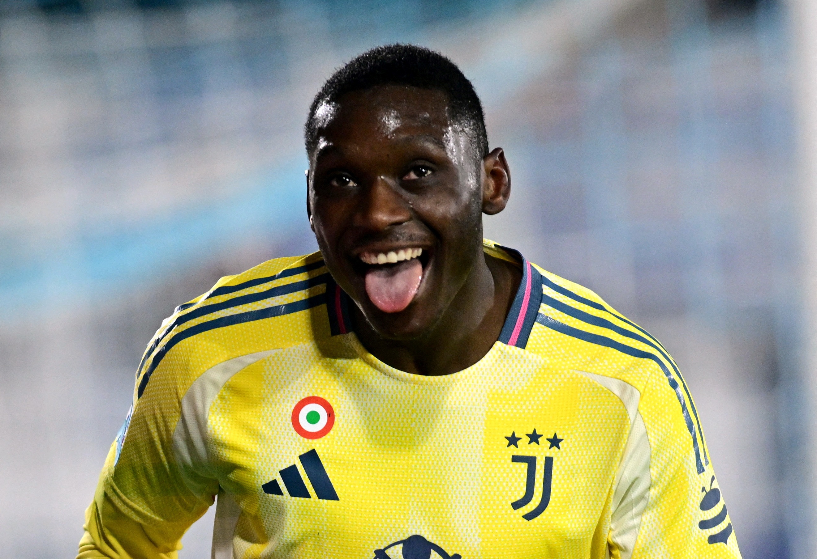 Serie A chan dong vi 'hien tuong Kolo Muani' hinh anh