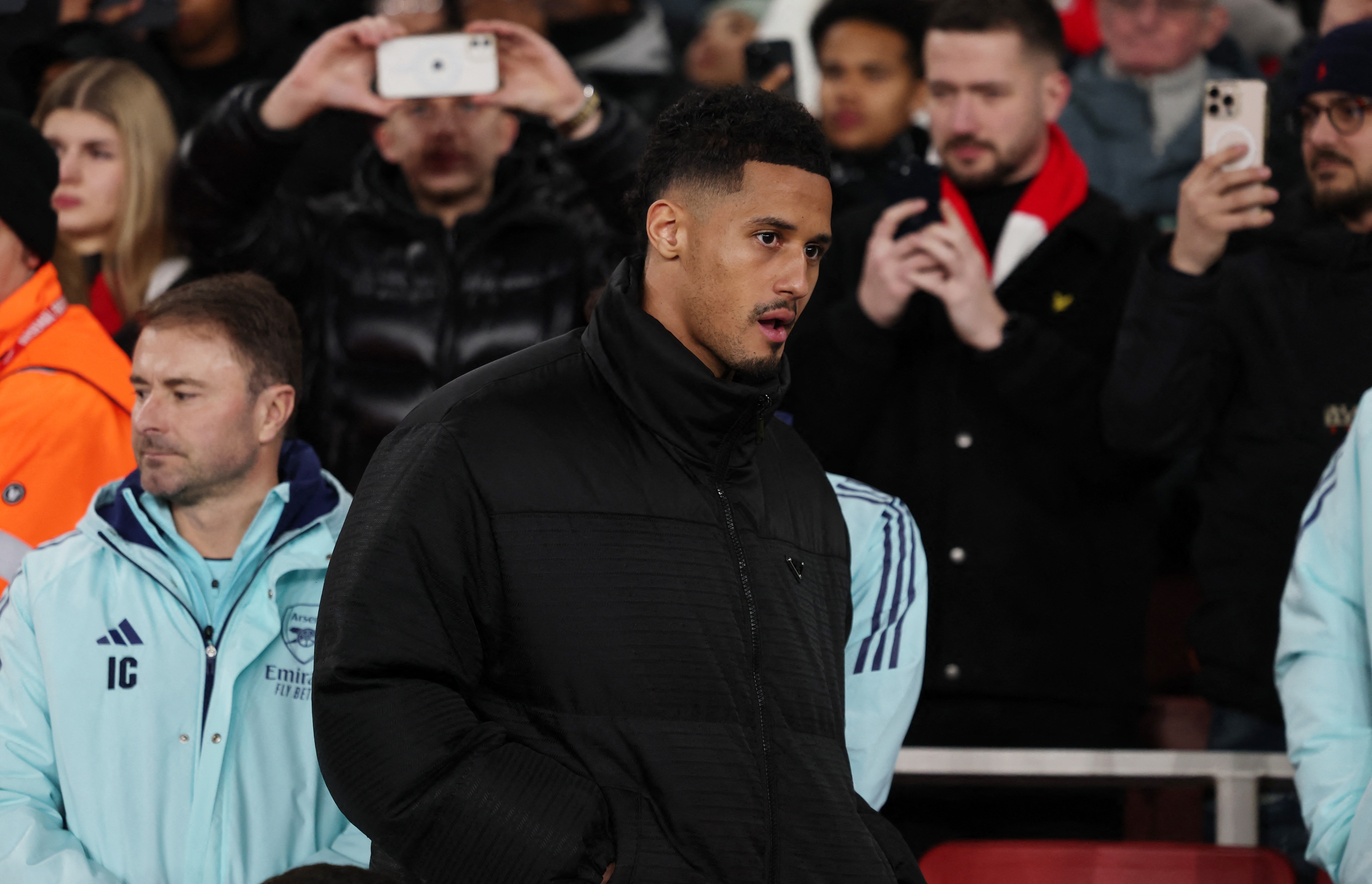 Real Madrid tu bo vu Saliba hinh anh