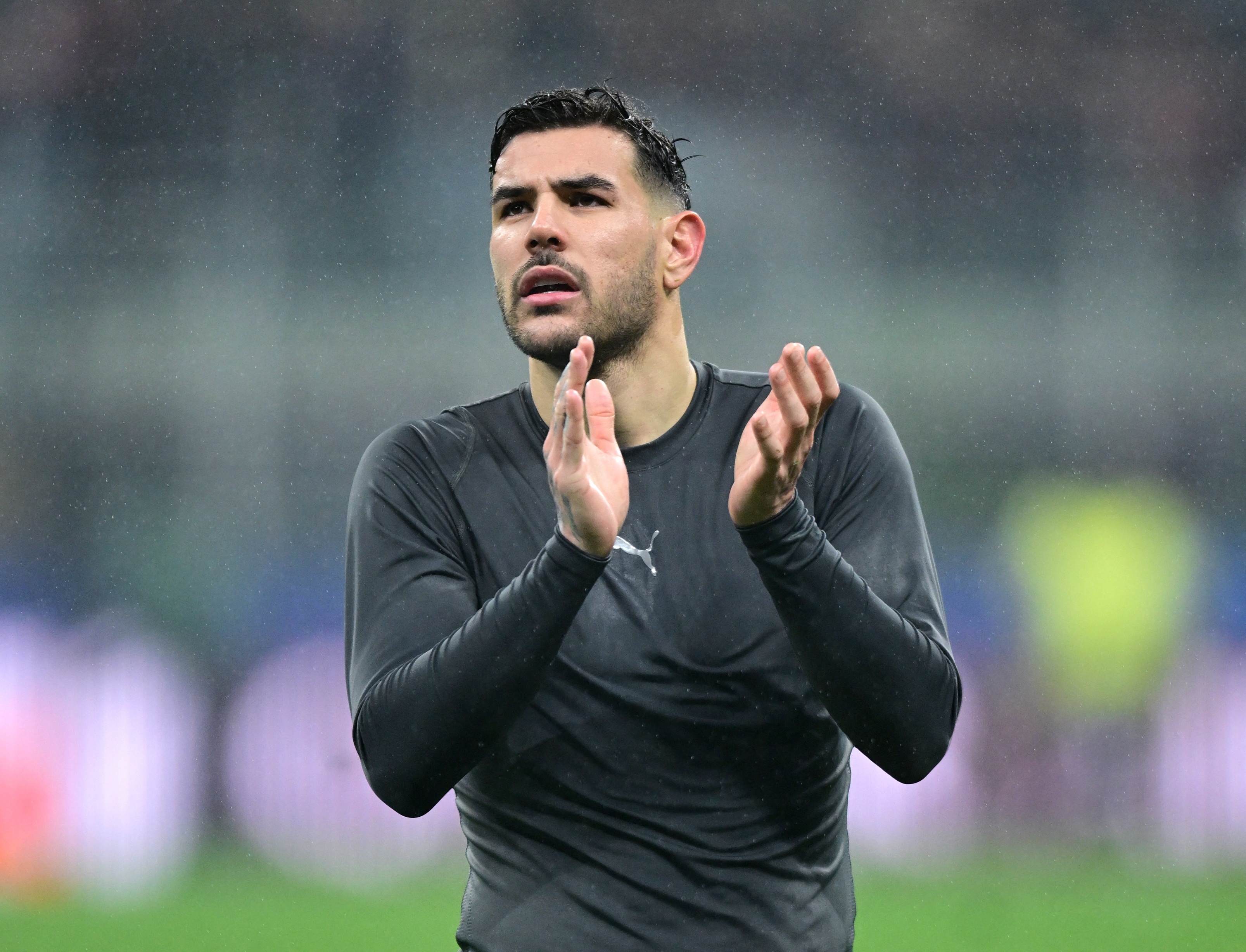 MU muon giai cuu 'toi do' Theo Hernandez hinh anh