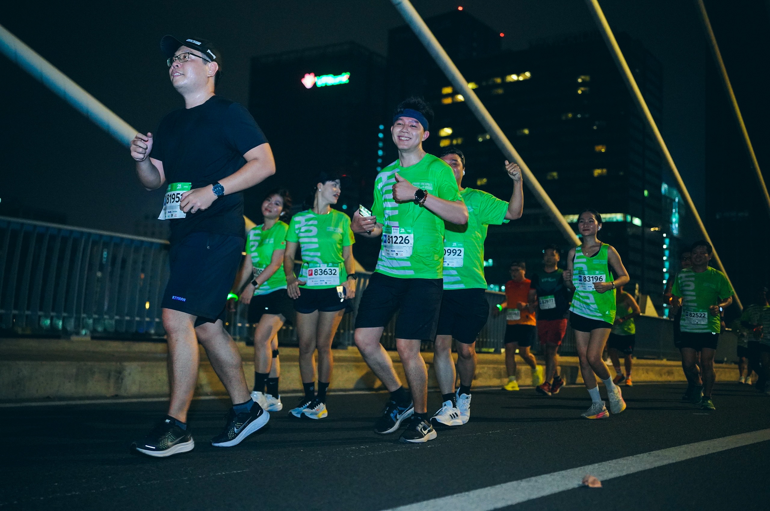 Hong Le vo dich marathon dem TP.HCM 2025 hinh anh