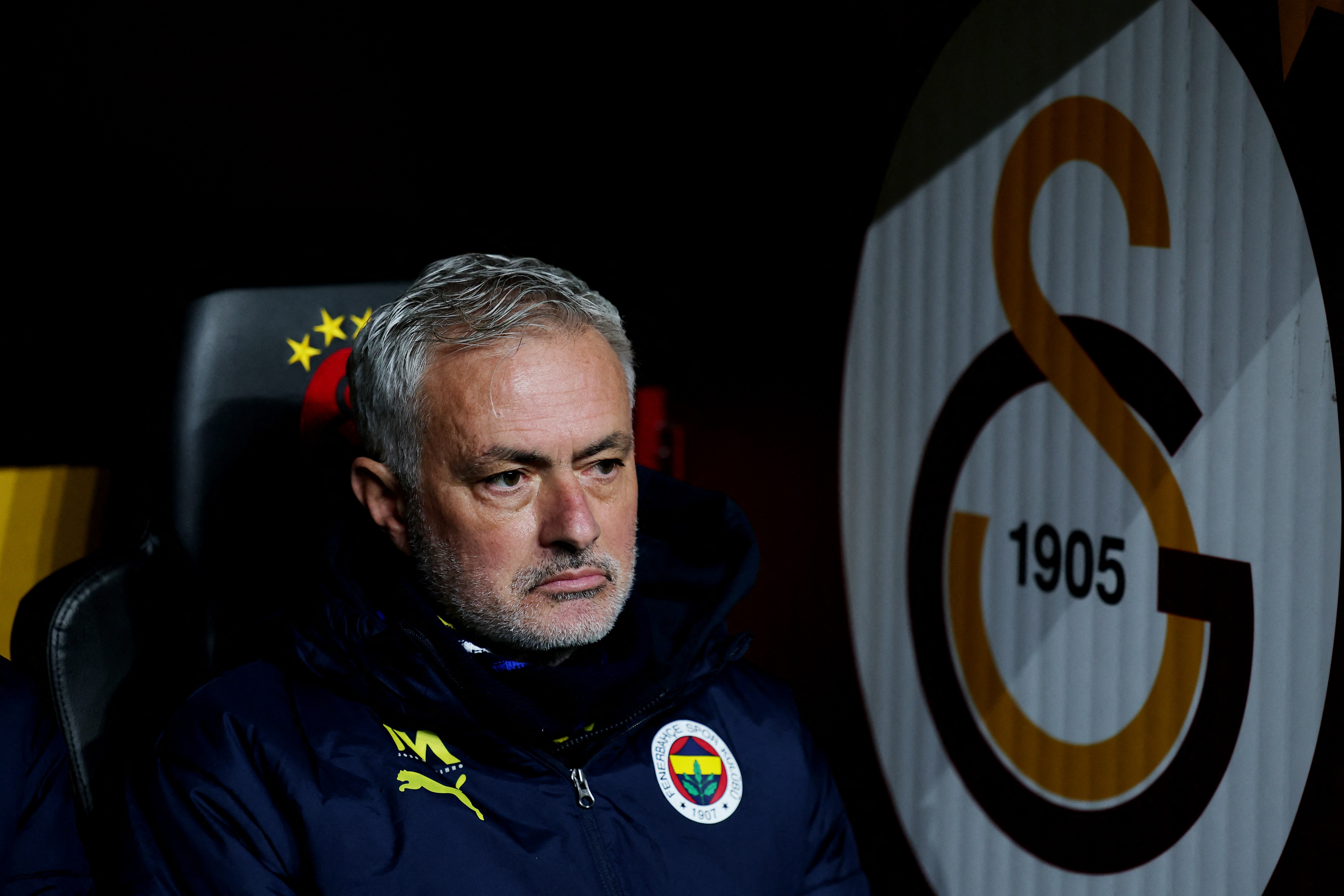 Fenerbahce bao ve Mourinho, chi trich Galatasaray hinh anh