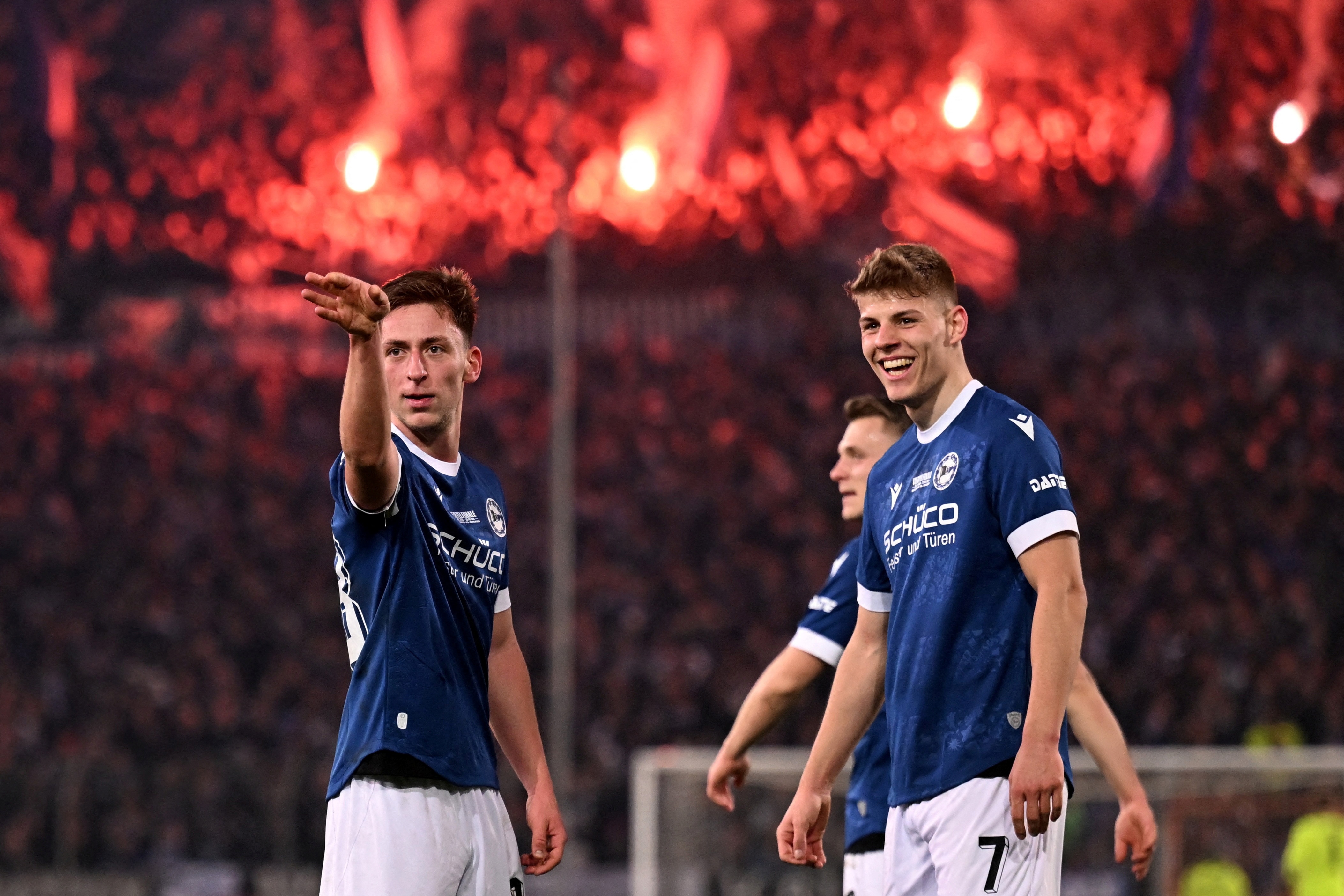 Doi hang Ba tao dia chan o Duc hinh anh