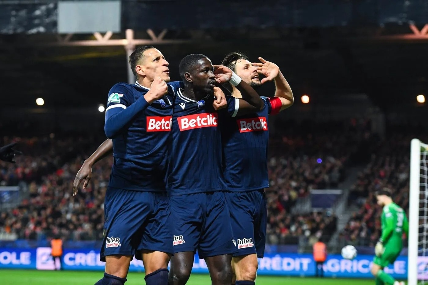 Man loi nguoc dong khong tuong o Cup quoc gia Phap hinh anh