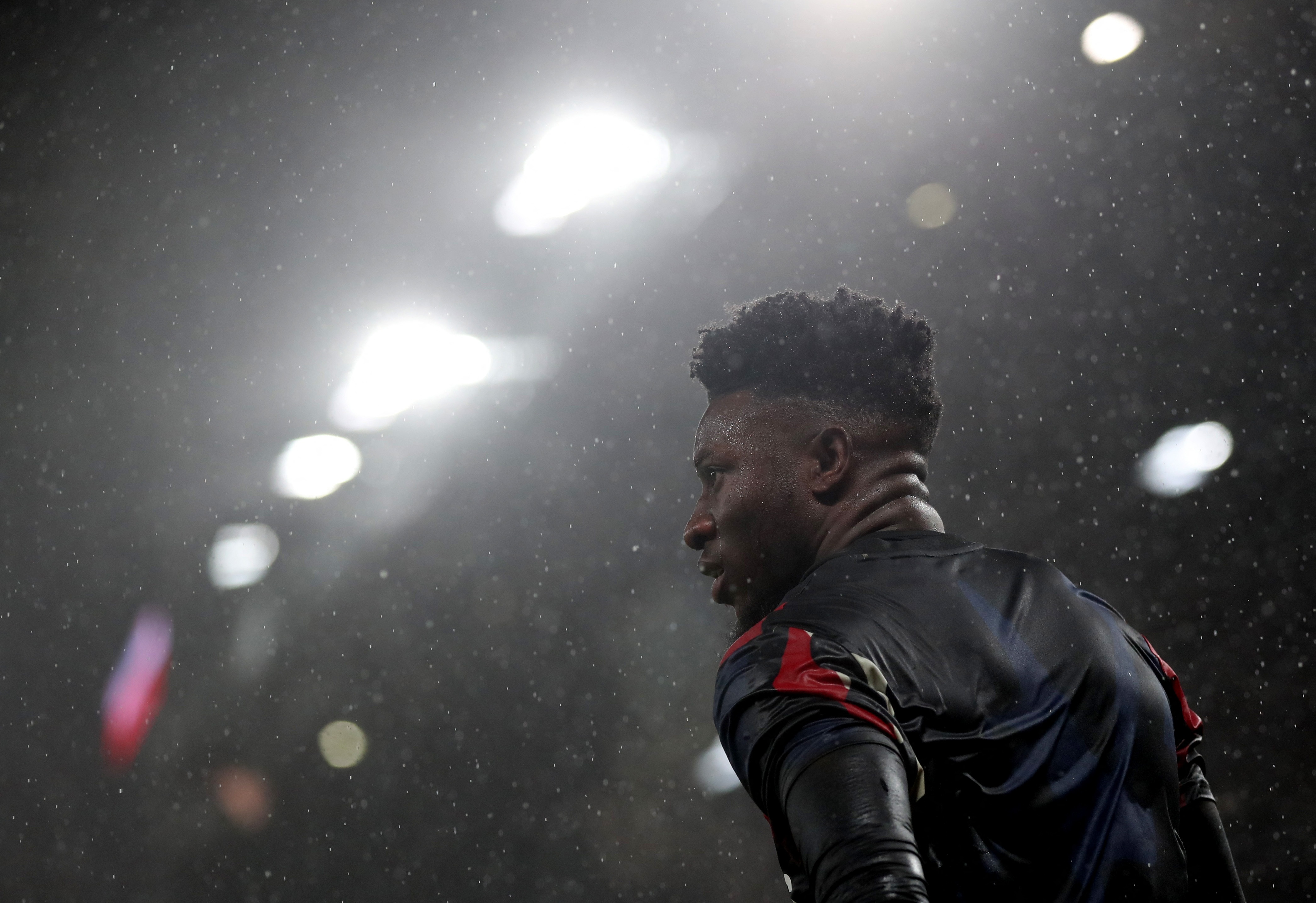 Onana phai ra di hinh anh