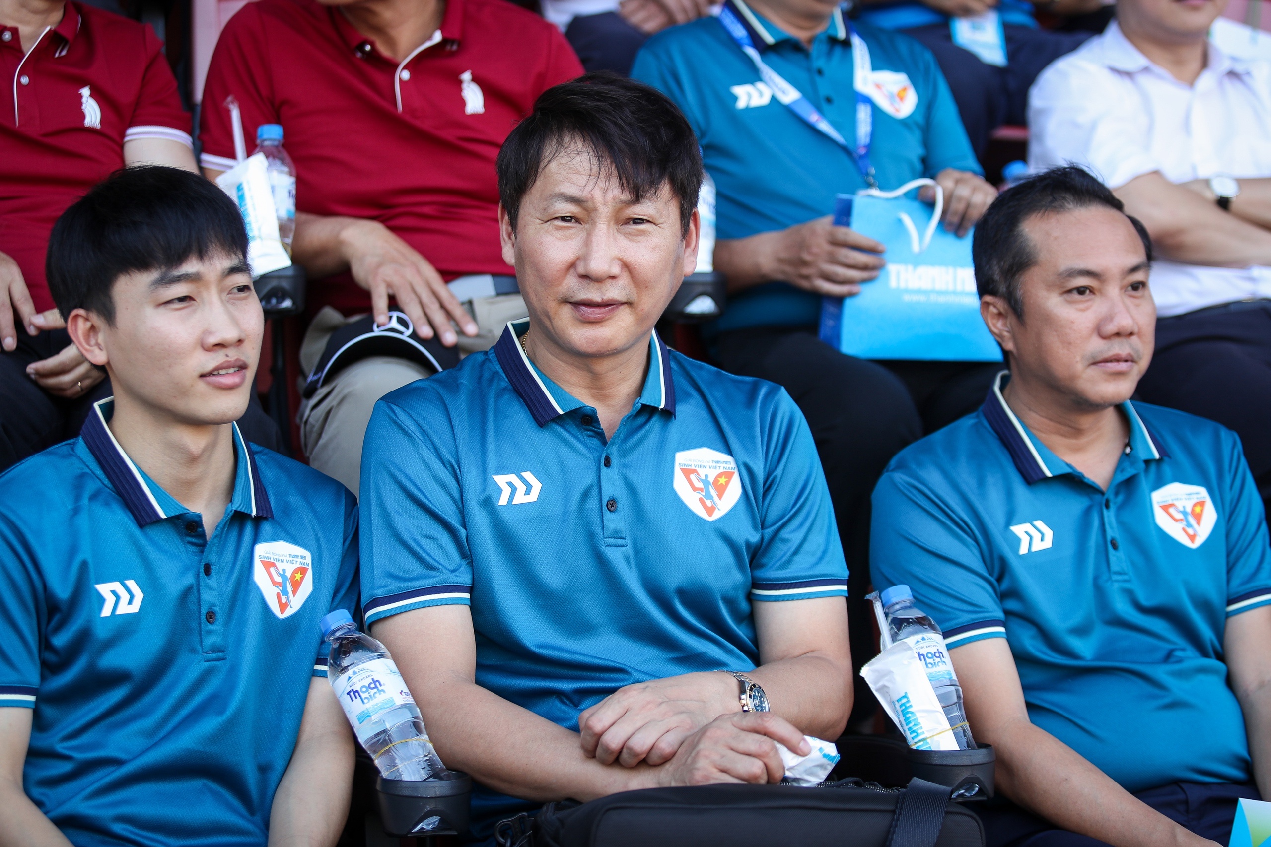 HLV Kim Sang Sik bat ngo xuat hien tai giai bong da sinh vien 2025 hinh anh