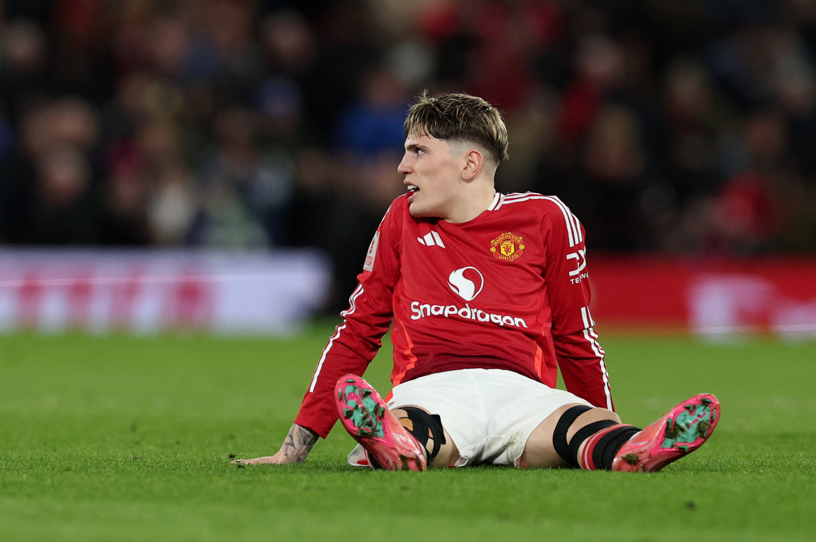 Manchester United sup do truoc Fulham nhu the nao hinh anh