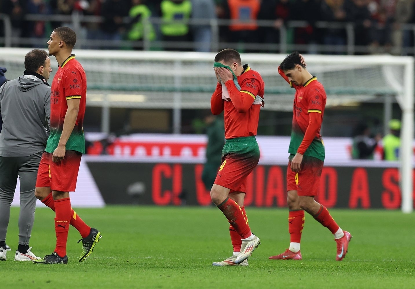 Bi kich bong da cua AC Milan hinh anh