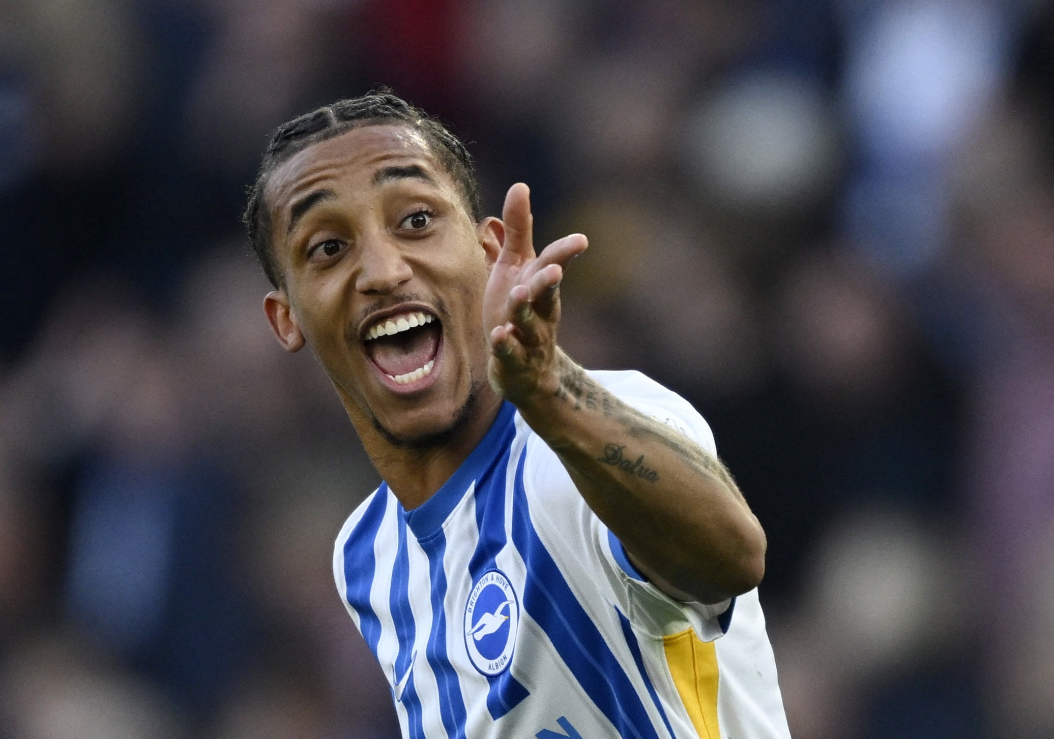 Brighton ap sat Chelsea va Man City hinh anh