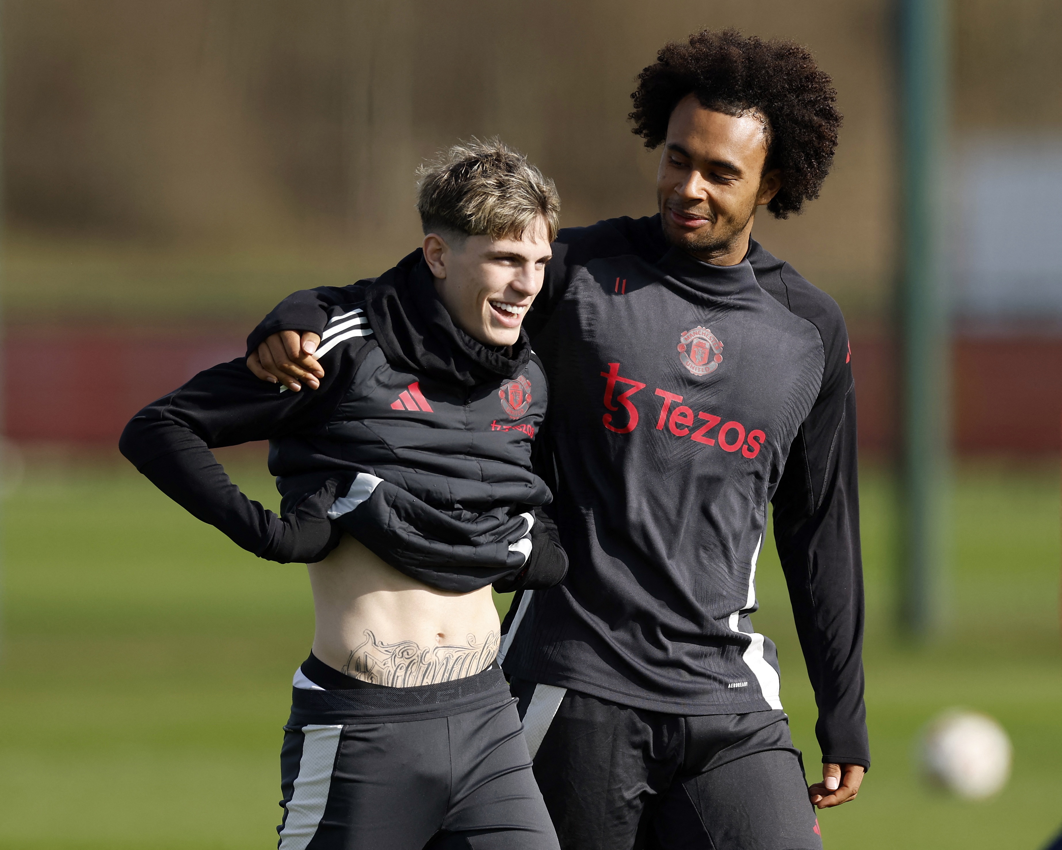 Canh trai nguoc cua Zirkzee va Garnacho hinh anh