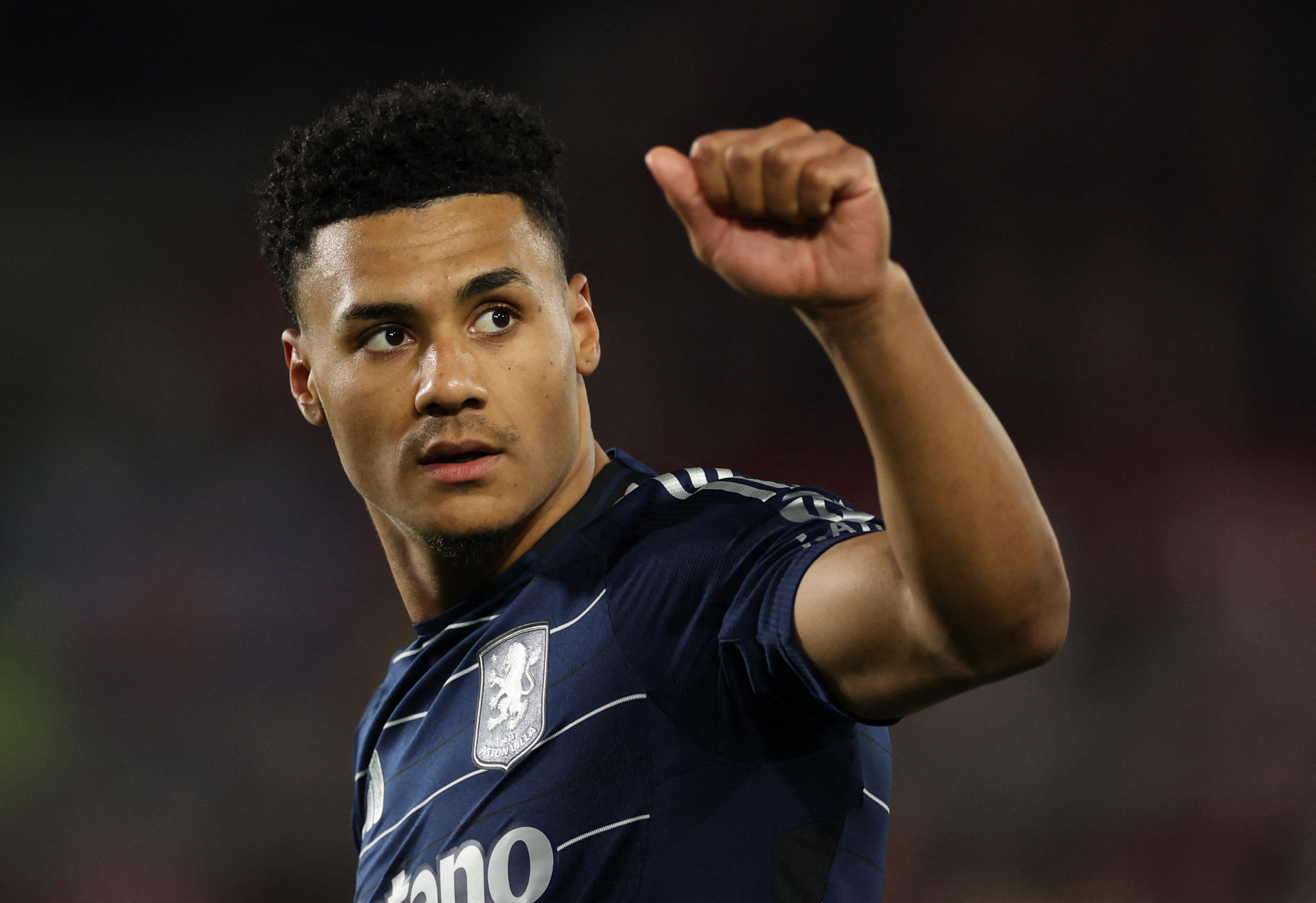 Arsenal khoi dong lai thuong vu Watkins hinh anh