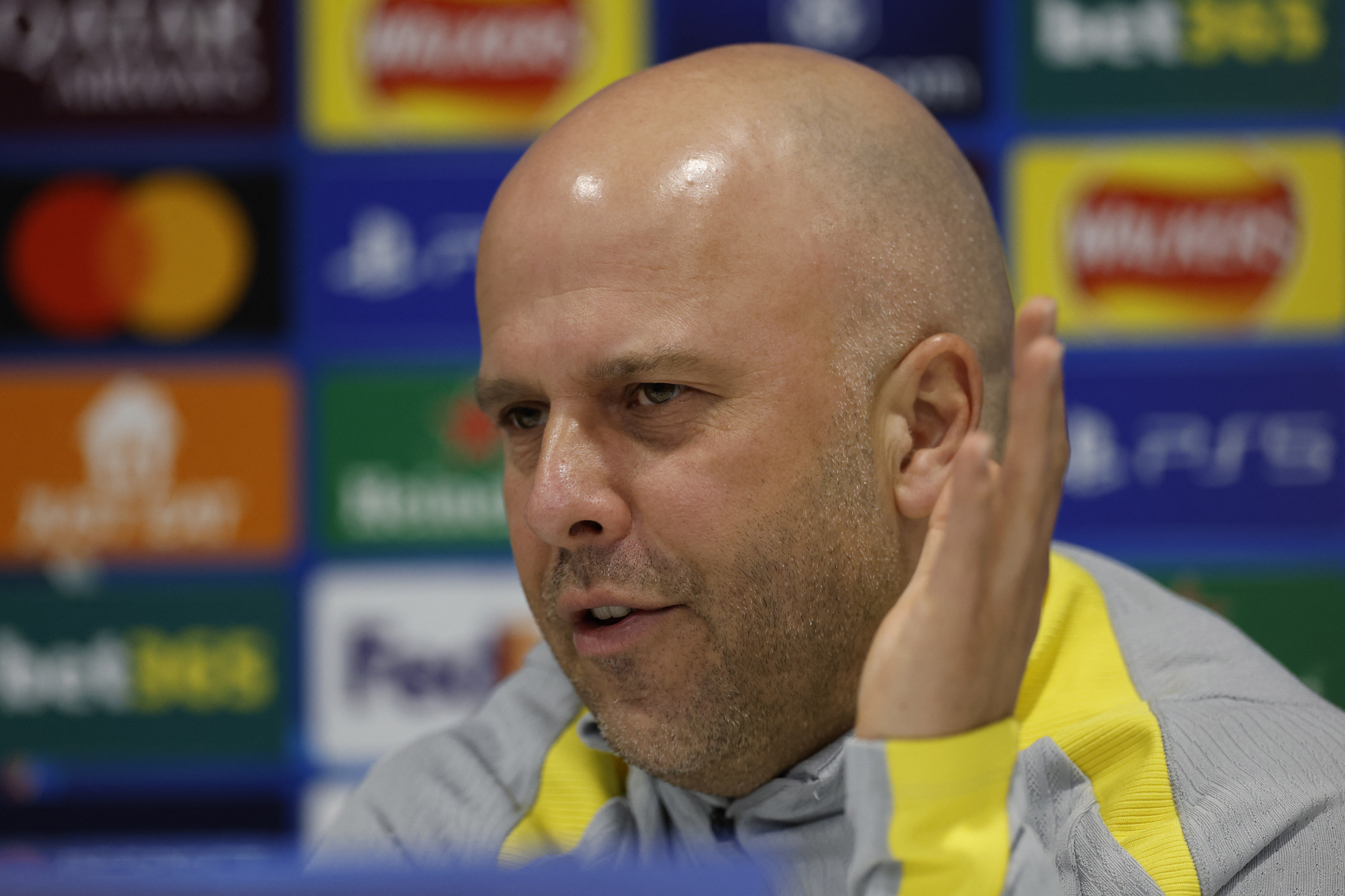 HLV Liverpool mat ngu vi PSG hinh anh