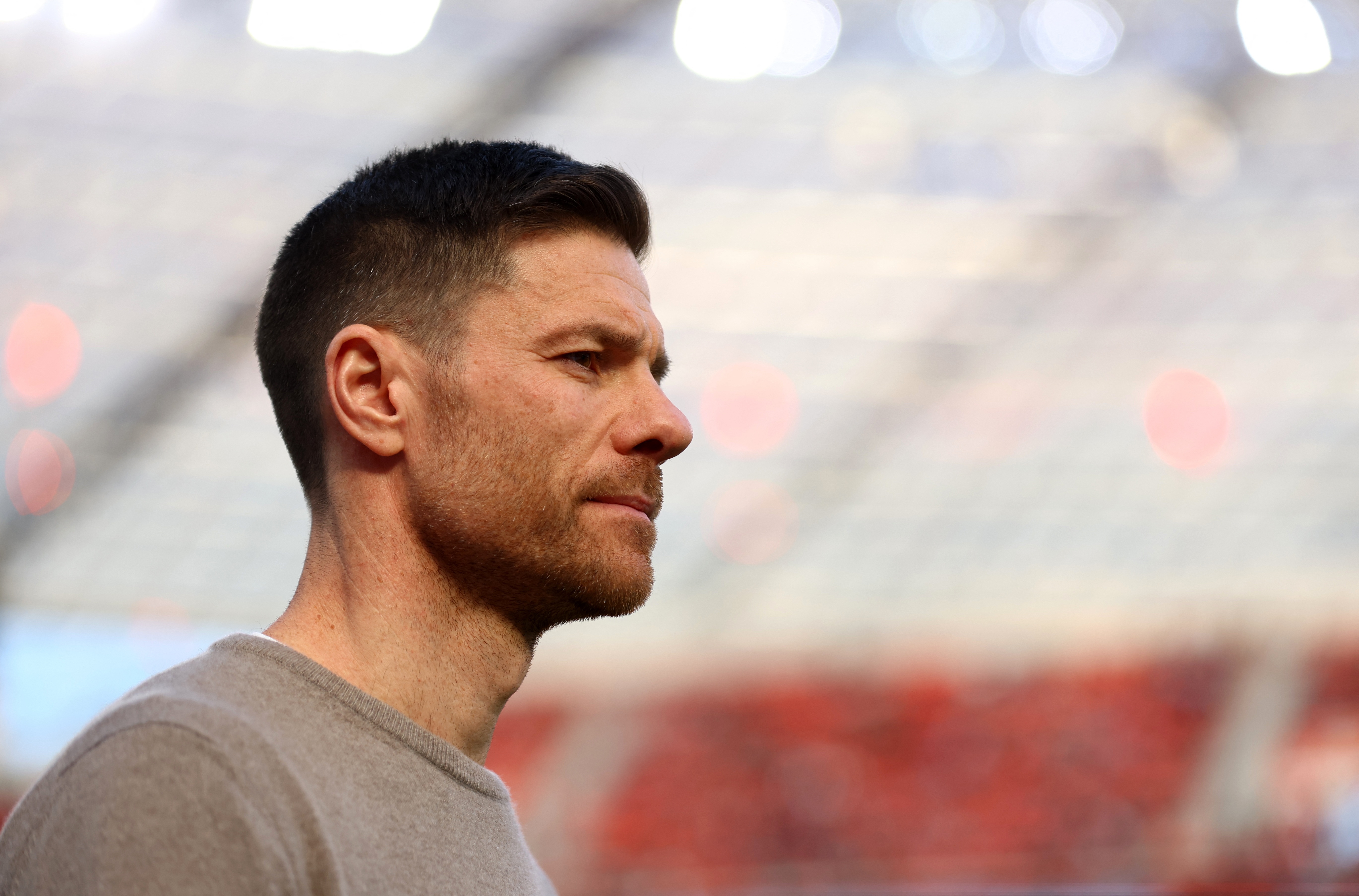 Cho nuoc di tao bao cua Xabi Alonso hinh anh