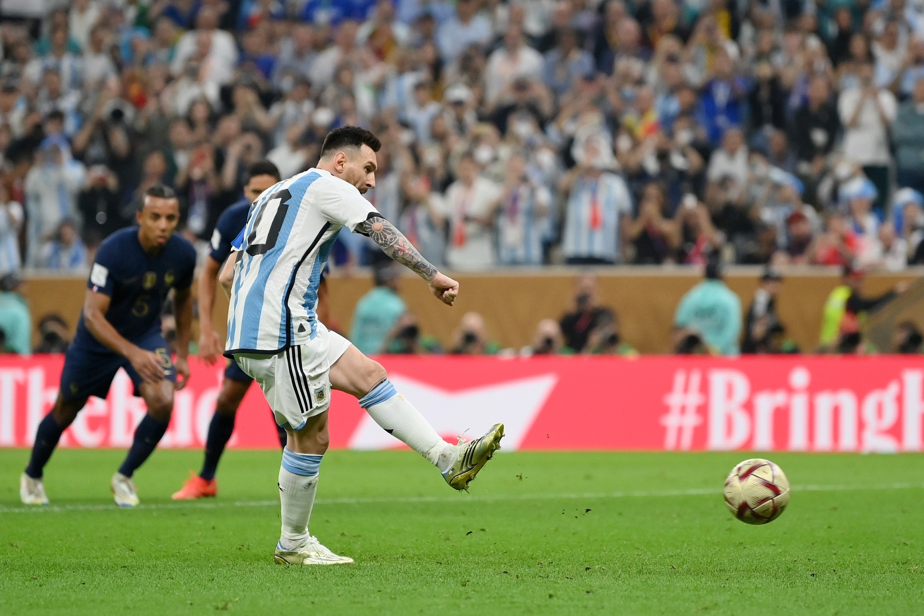 Messi cung pham luat nhu Alvarez o World Cup 2022? hinh anh