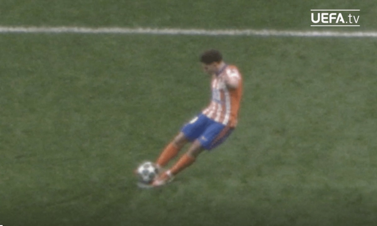 Nghi van UEFA chinh sua video qua luan luu cua Alvarez hinh anh