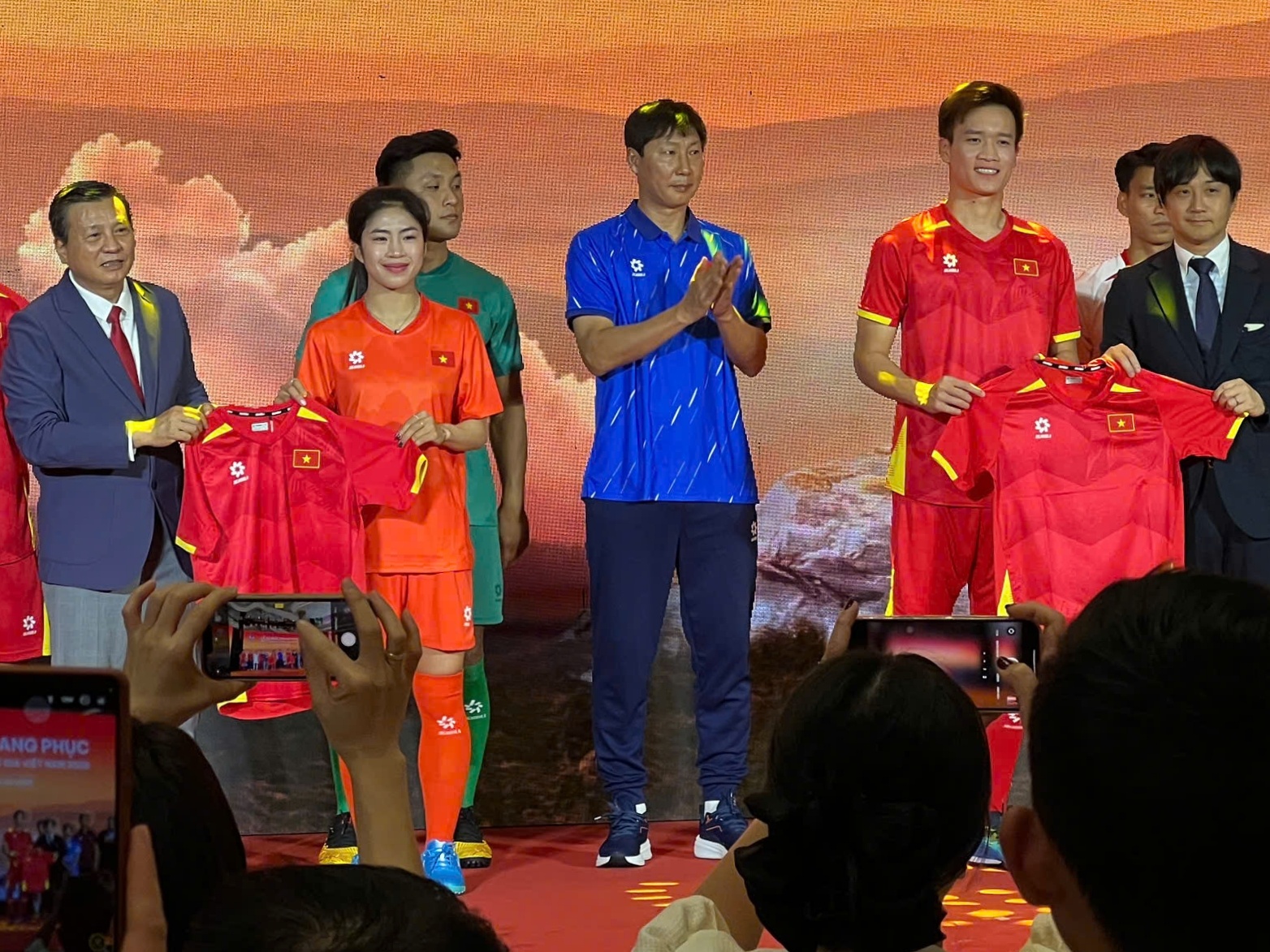 Tuyen Viet Nam trinh lang ao dau moi hinh anh