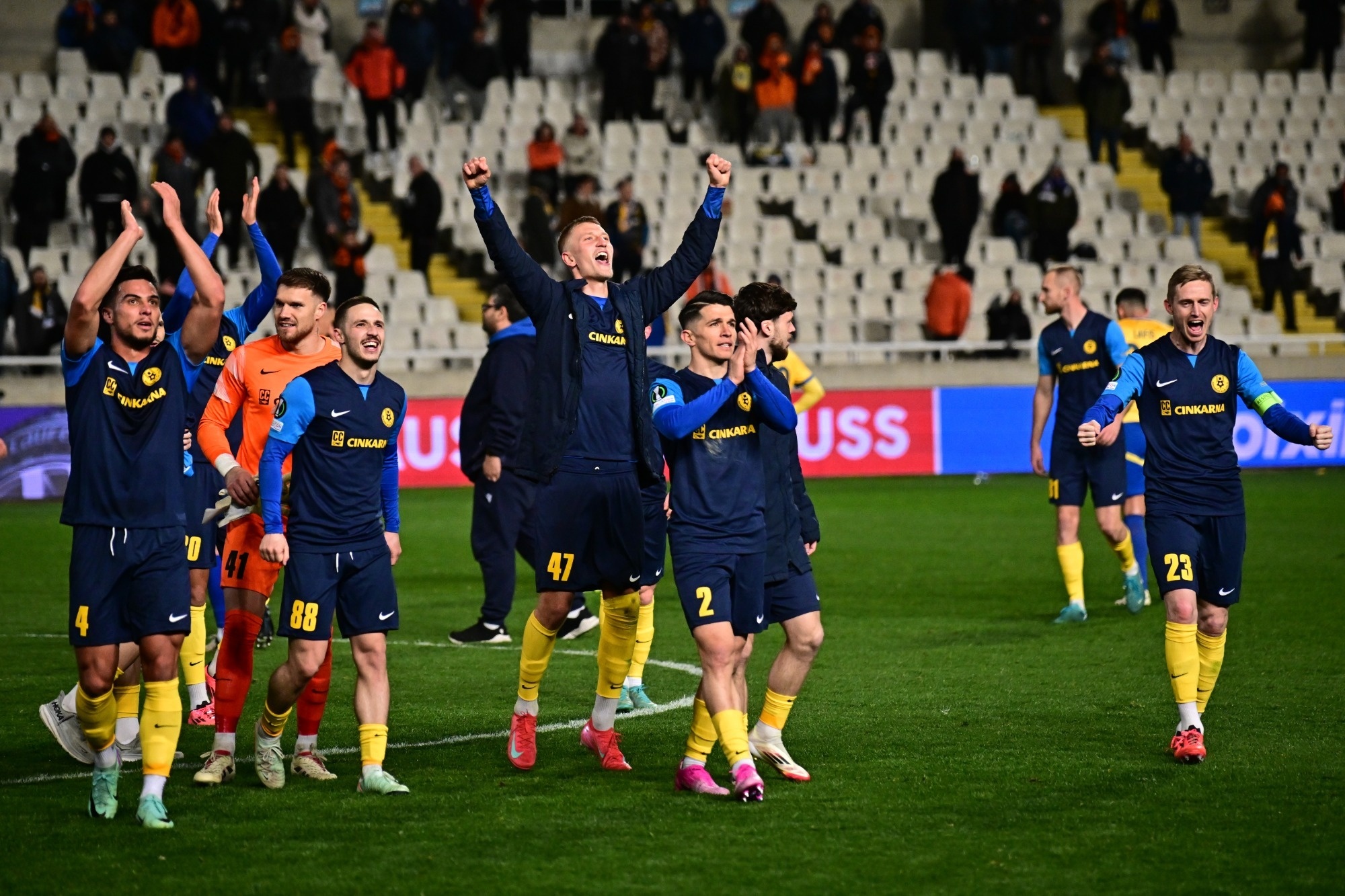 Doi bong ti hon viet ky tich tai chau Au hinh anh