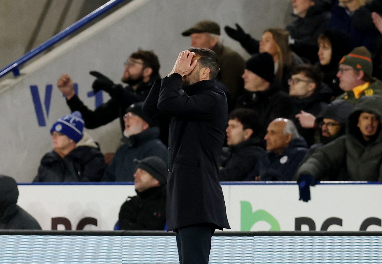 Con ac mong cua Van Nistelrooy hinh anh