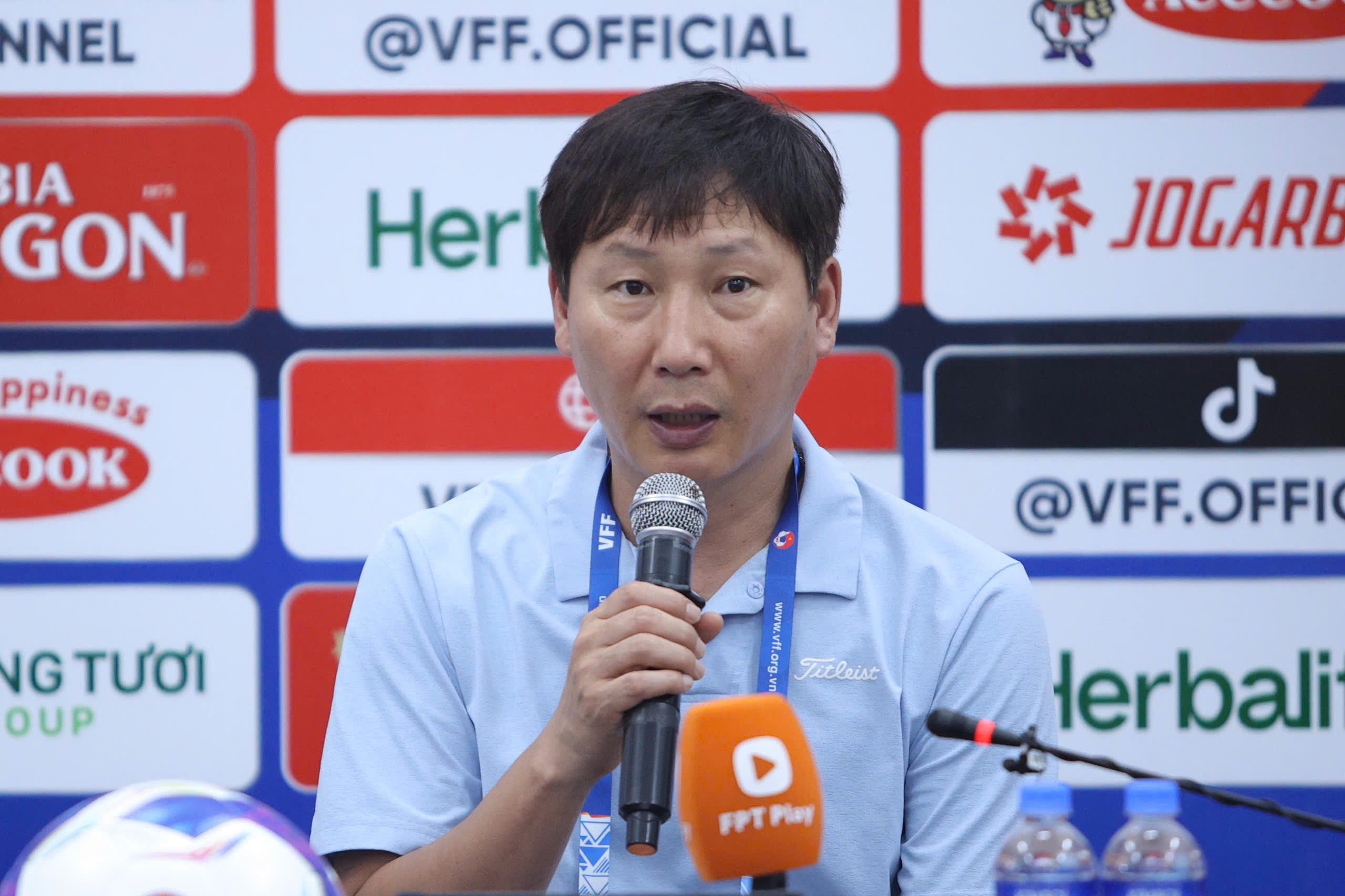 HLV Kim Sang-sik chia se ve chan thuong cua Hoang Duc hinh anh