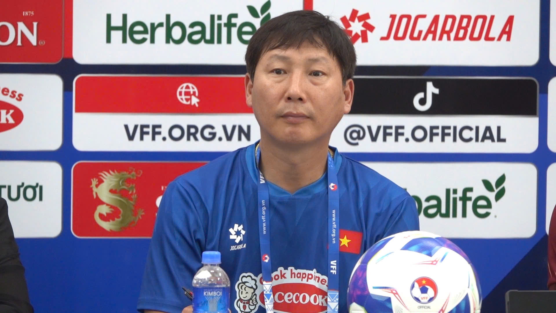 HLV Kim Sang-sik: 'Campuchia manh len, nhung Viet Nam quyet thang' hinh anh