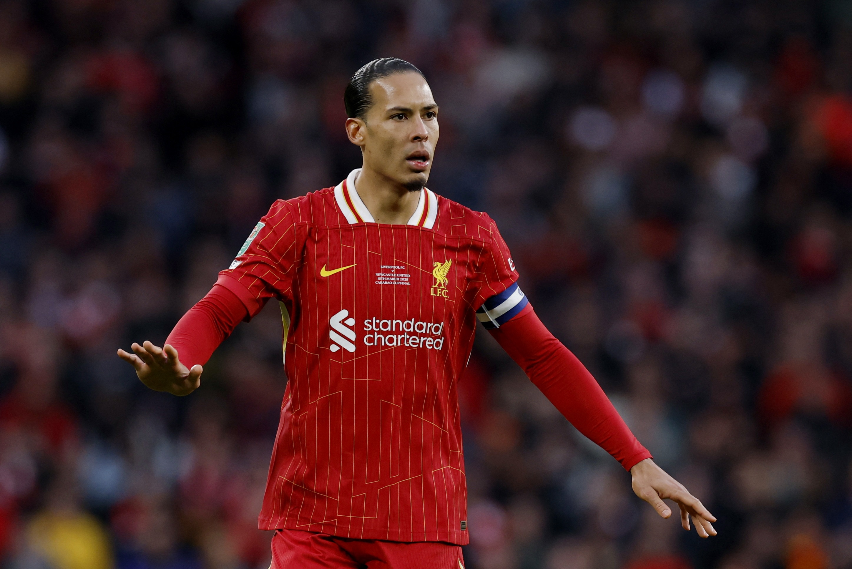 PSG len tieng ve cuoc tro chuyen voi Van Dijk hinh anh