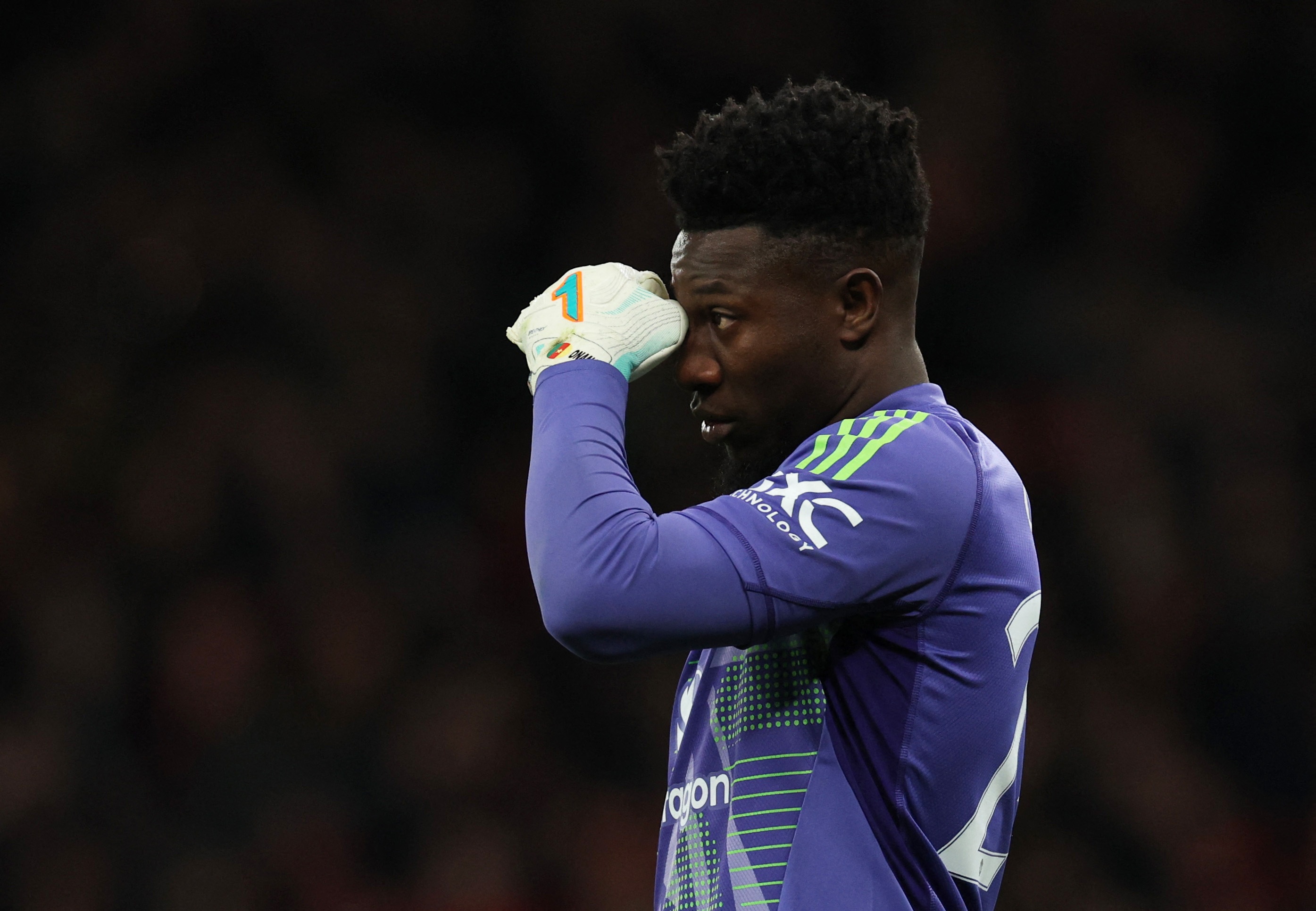 Onana gay tranh cai khi bo khung thanh hinh anh