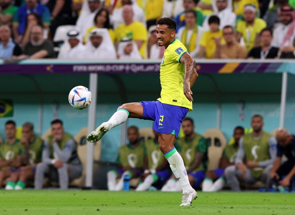 Danilo: 'Tai Madrid, toi nhu quen mat cach choi bong' hinh anh