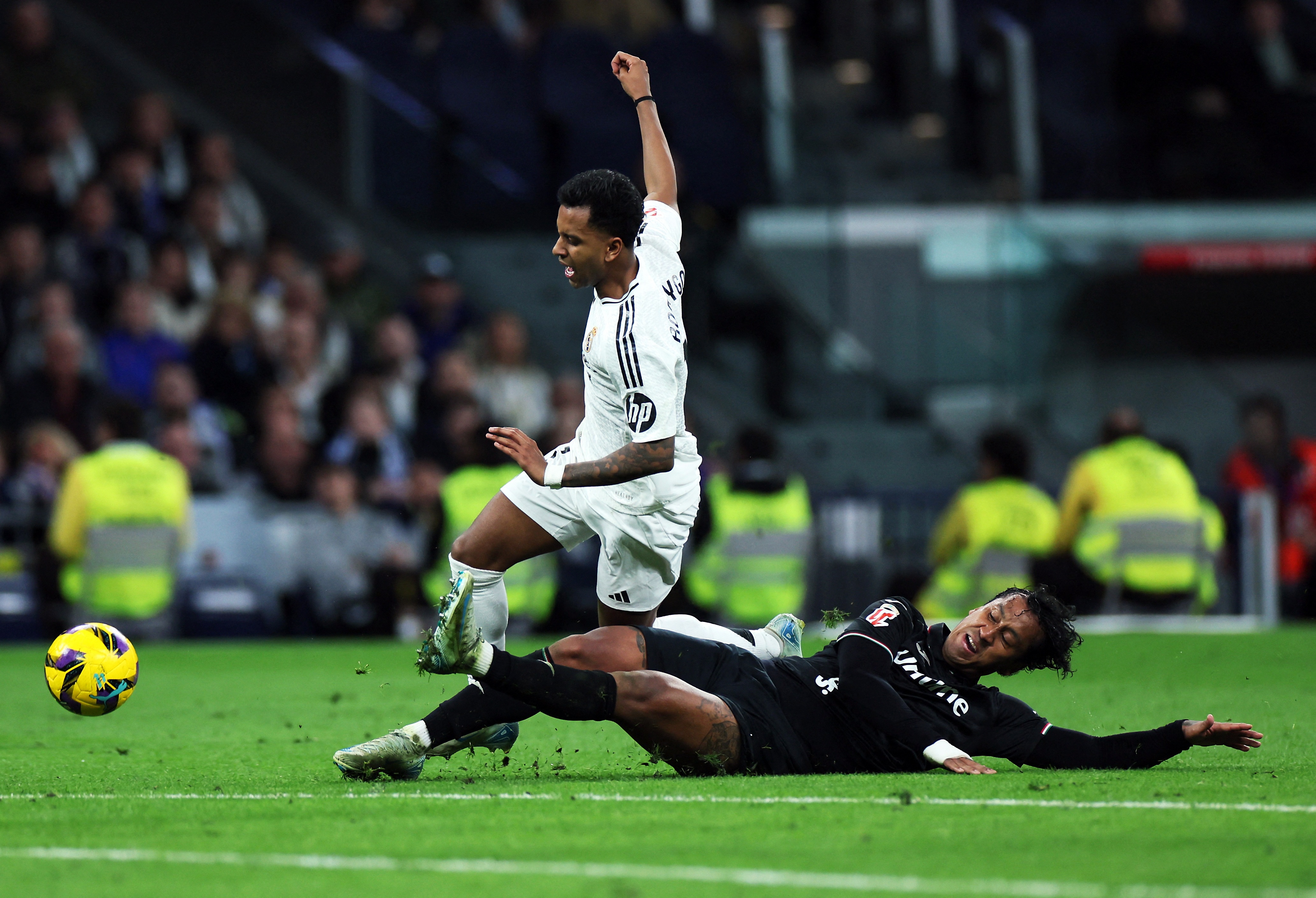 Chien thang cua Real gay tranh cai hinh anh