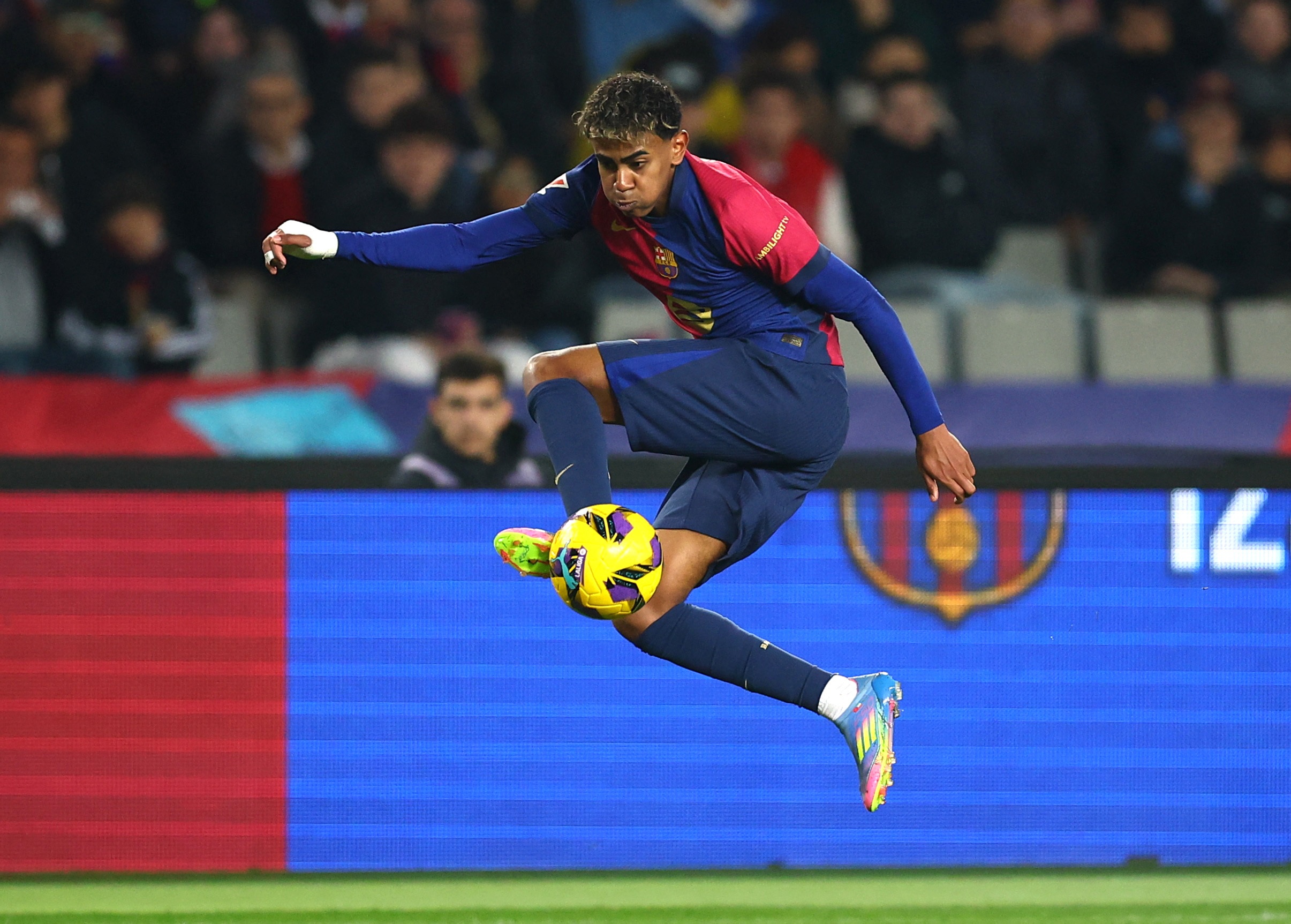 Nga mu truoc Lamine Yamal hinh anh