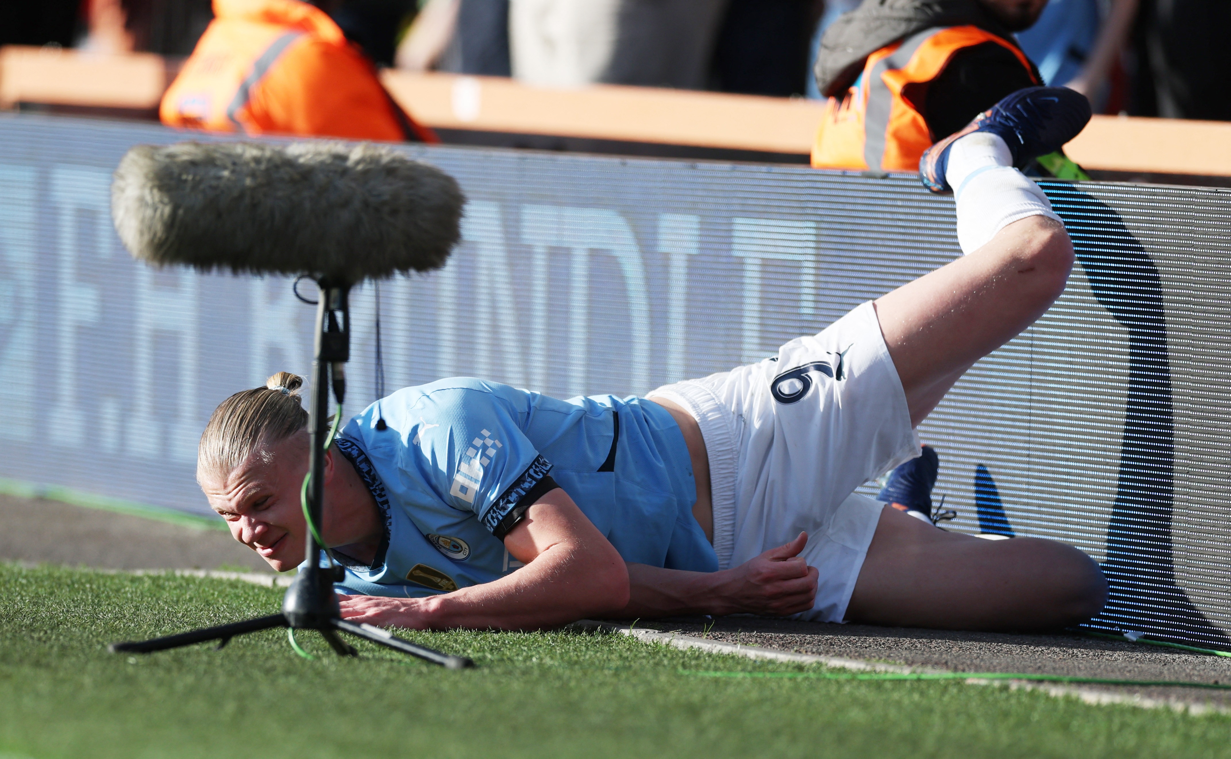 Roy Keane chi trich Haaland vi cuoi dua hinh anh