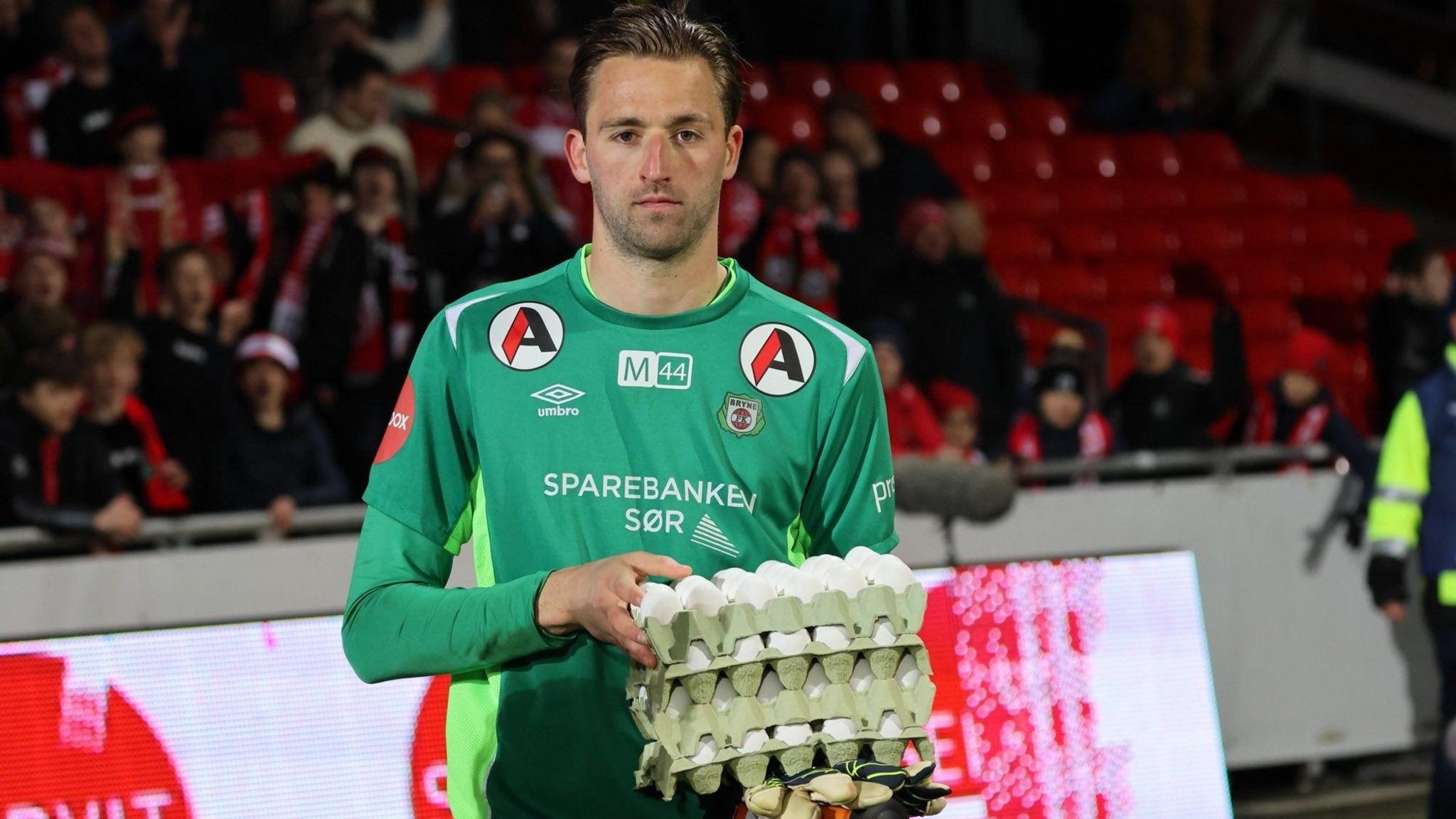 Doi cu cua Haaland thuong 4 khay trung cho thu mon hinh anh