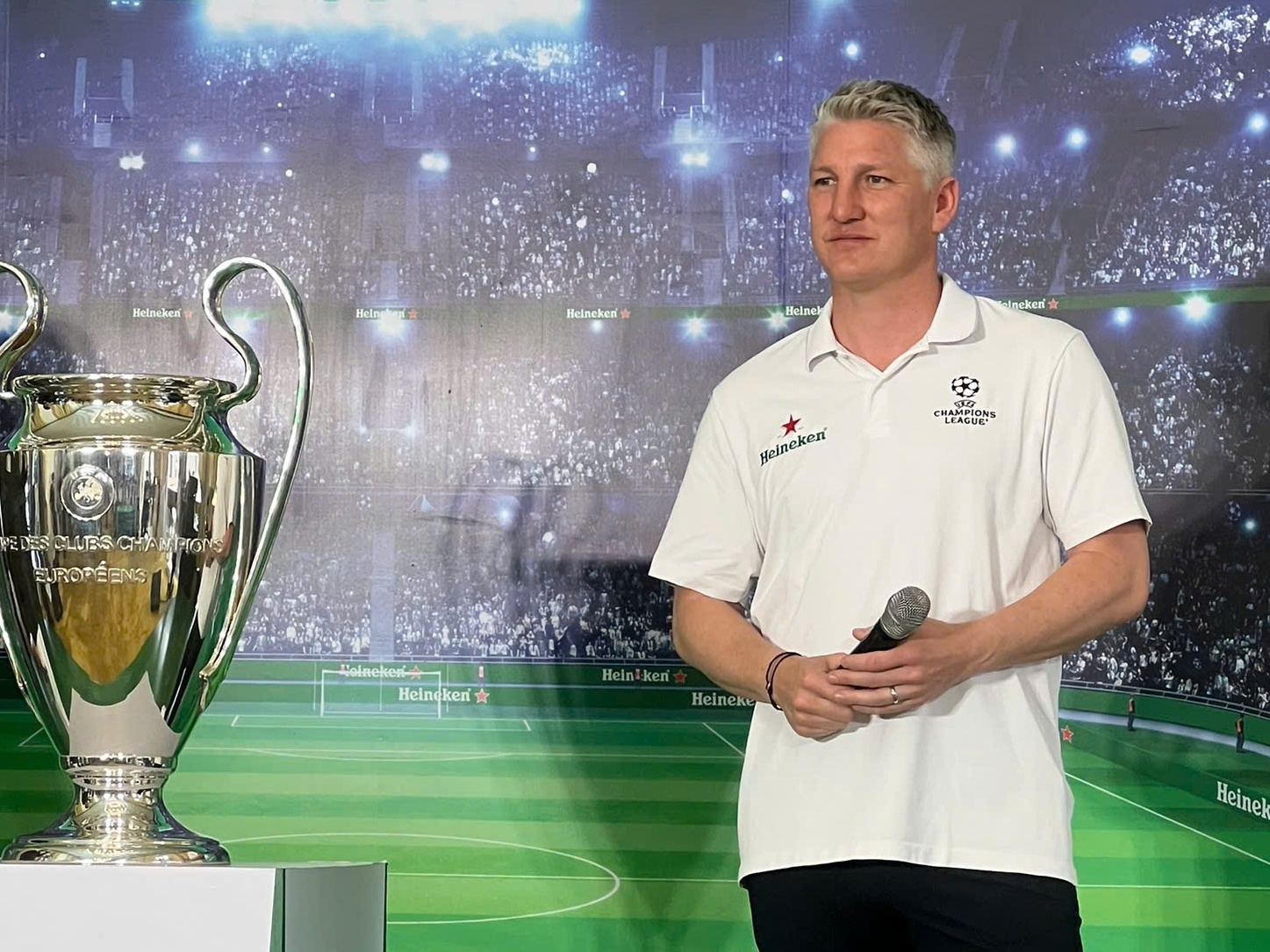 Schweinsteiger mong Viet Nam som du World Cup hinh anh