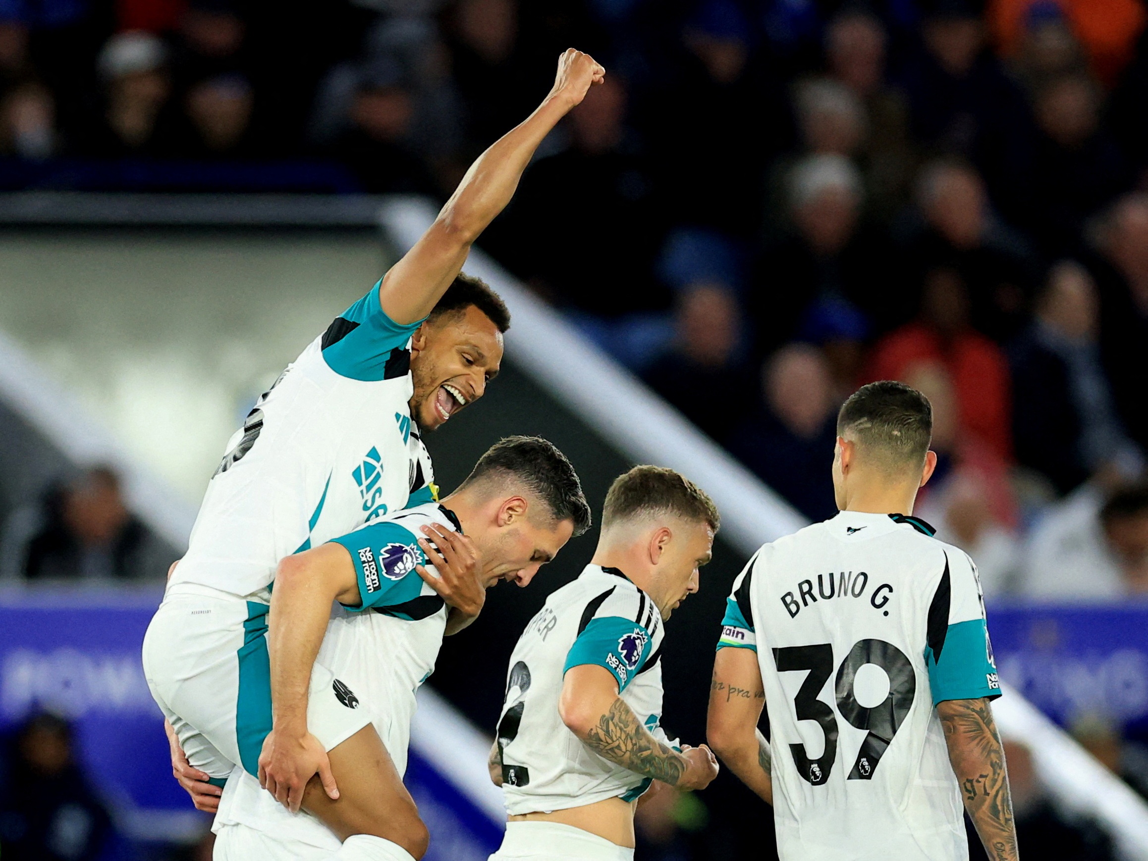 Newcastle day Man City khoi nhom du Champions League hinh anh