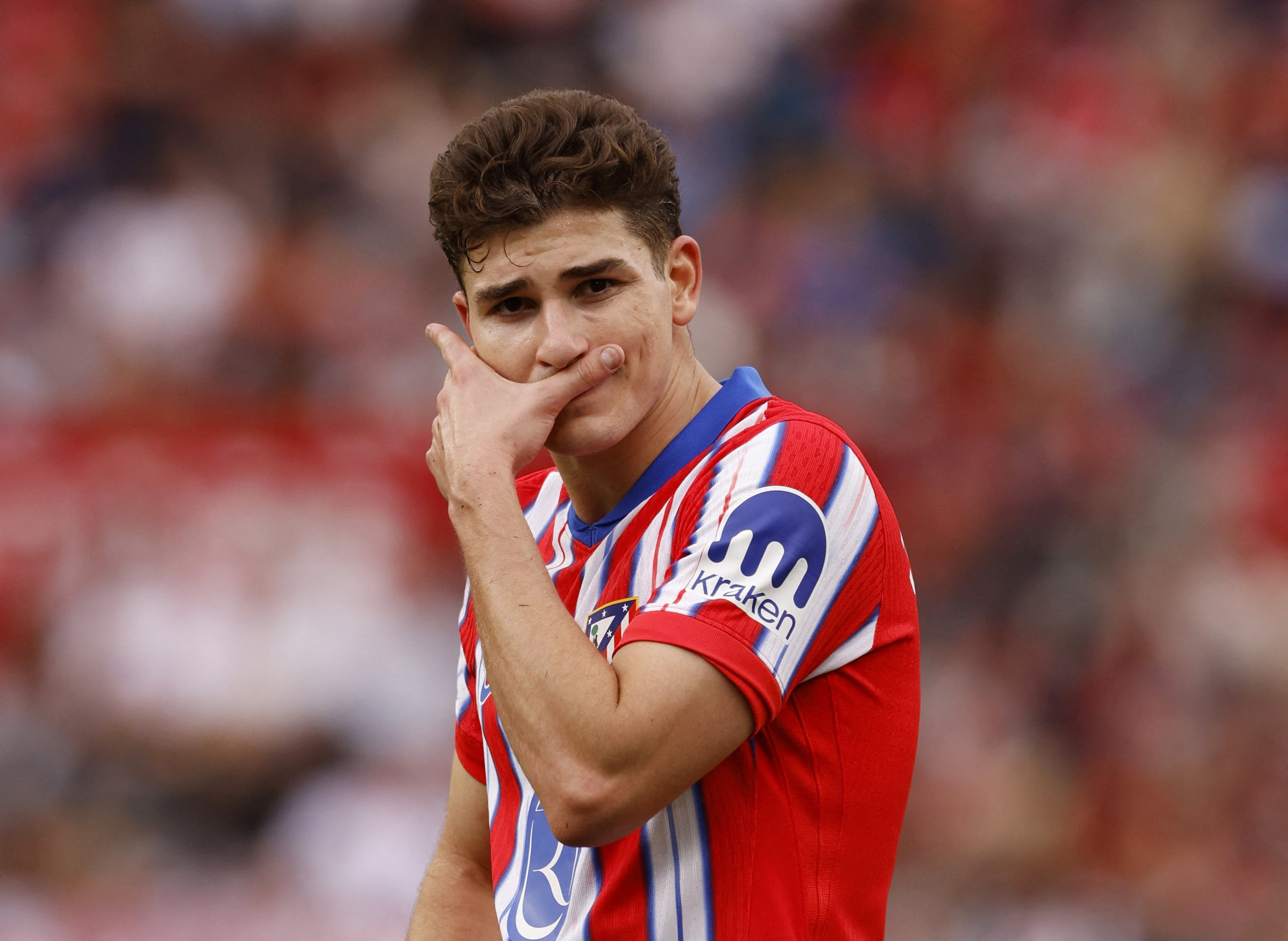 UEFA bi cao buoc 'bop meo' su that vu phat den cua Alvarez hinh anh