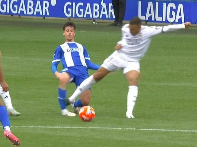 Mbappe dap chan doi thu, nguy co bi treo gio hinh anh