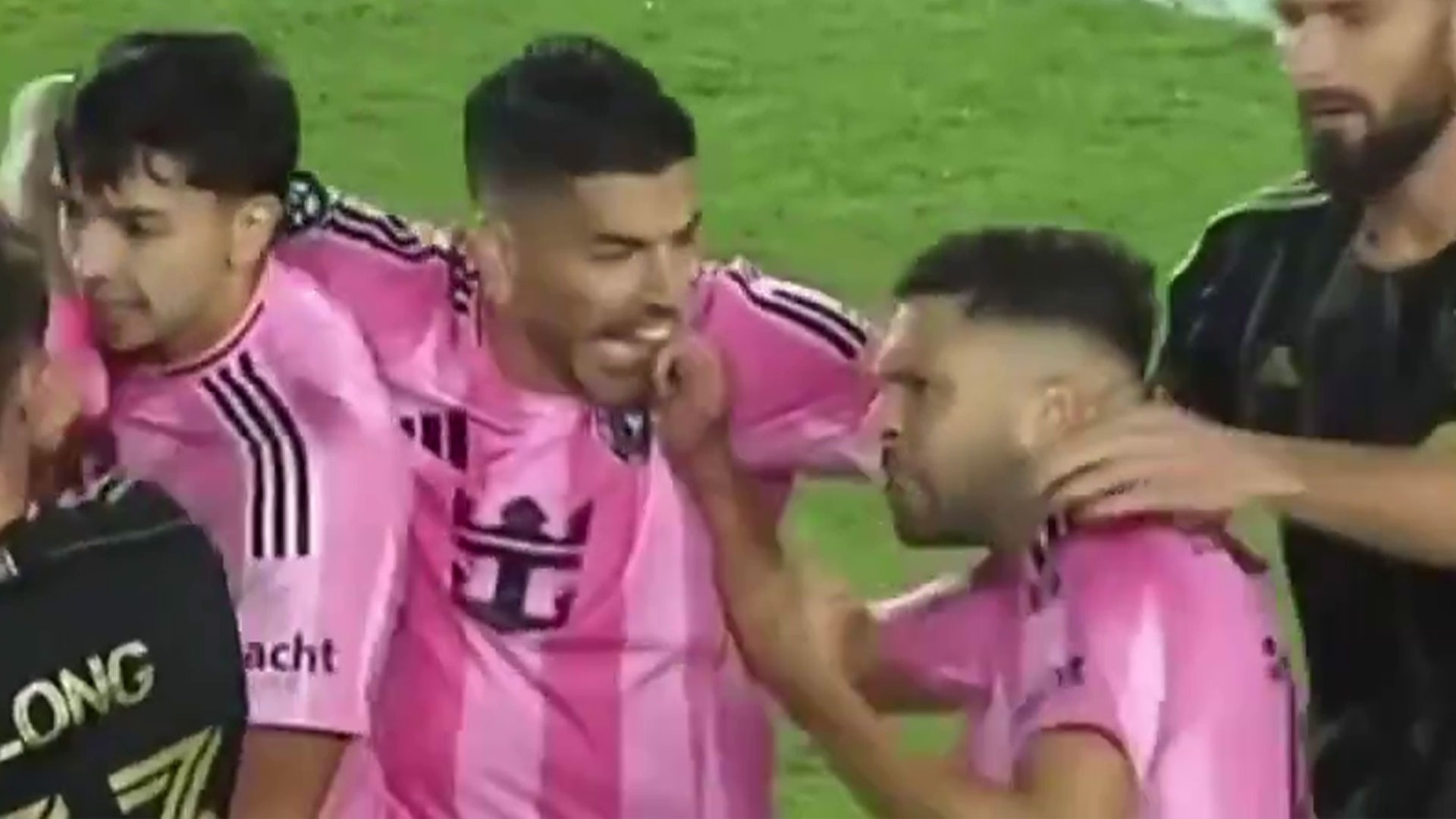 Suarez dinh can dong doi Alba hinh anh